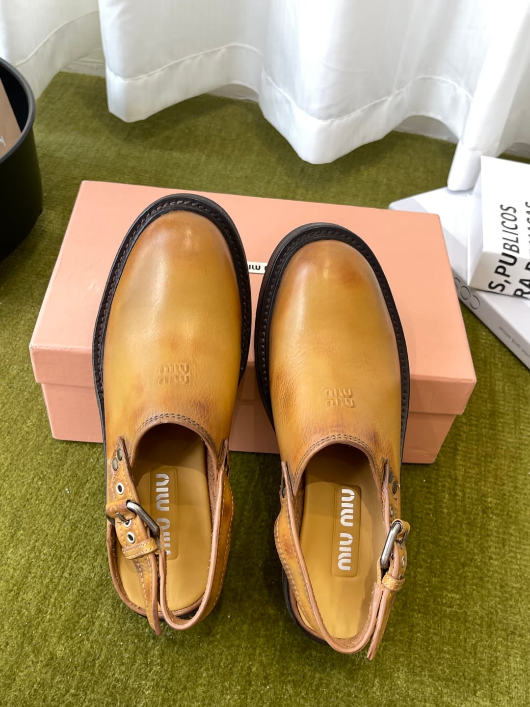 D10637 MiuMiu MiuMiu’s latest model: worn-out contrasting leather, buckle, mules shoes — image 3