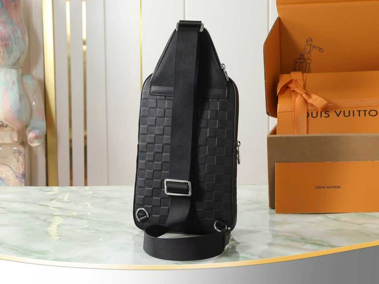 C5181 [Top-quality original item, exclusive real-life footage] M45303 Pressure Gauge Avenue shoulder bag features Taïga leather for a distinctive look, with LV letters embossed on it. It also includes a front zipper pocket and an inner pocket, offering fu — image 3