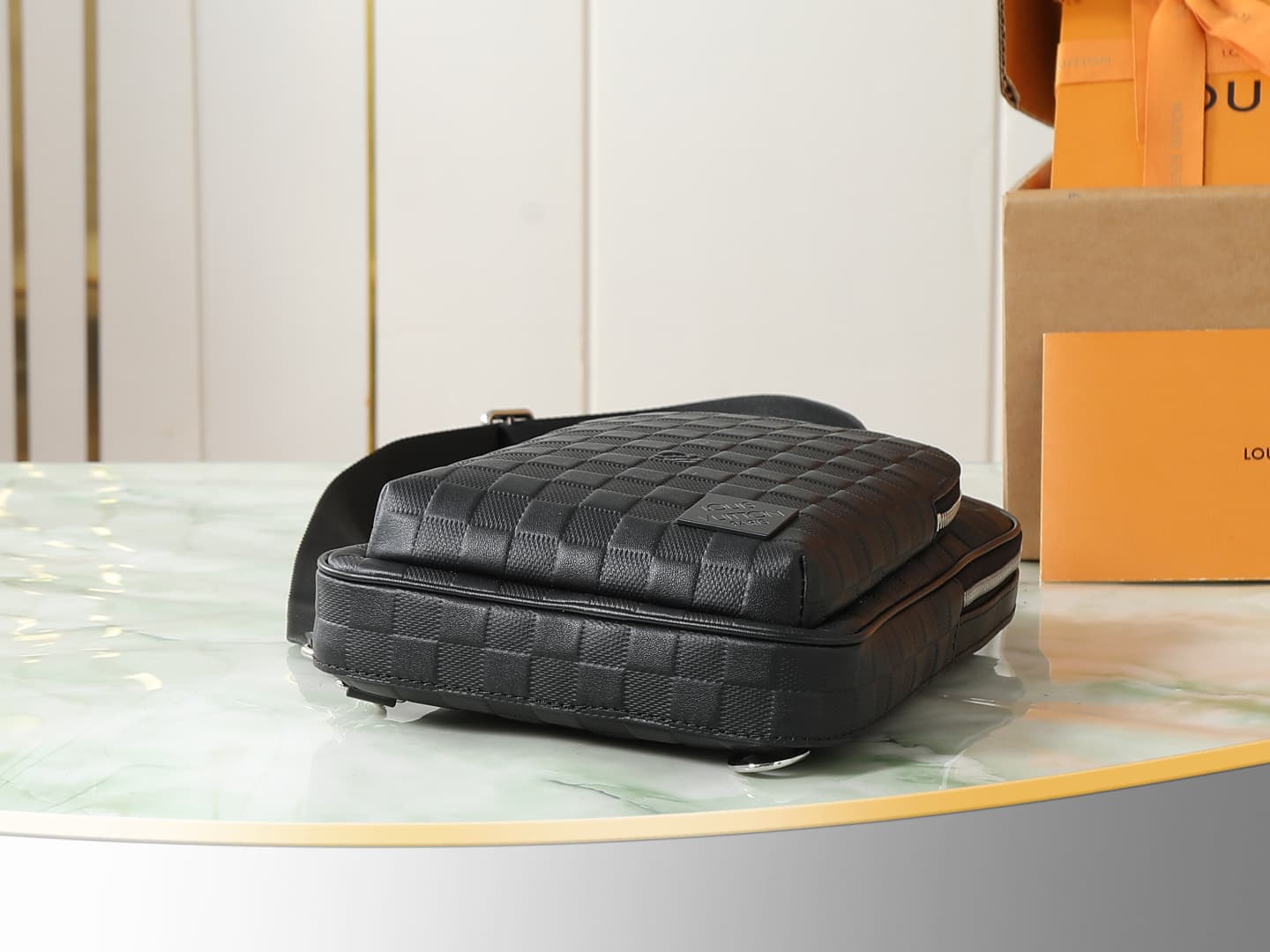 C5181 [Top-quality original item, exclusive real-life footage] M45303 Pressure Gauge Avenue shoulder bag features Taïga leather for a distinctive look, with LV letters embossed on it. It also includes a front zipper pocket and an inner pocket, offering fu — image 4