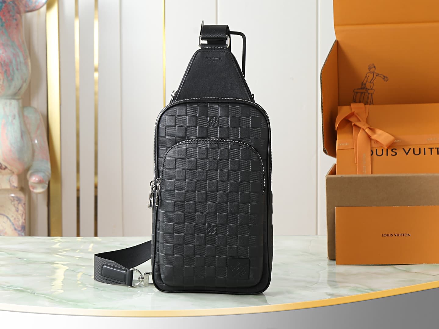 C5181 [Top-quality original item, exclusive real-life footage] M45303 Pressure Gauge Avenue shoulder bag features Taïga leather for a distinctive look, with LV letters embossed on it. It also includes a front zipper pocket and an inner pocket, offering fu — image 1