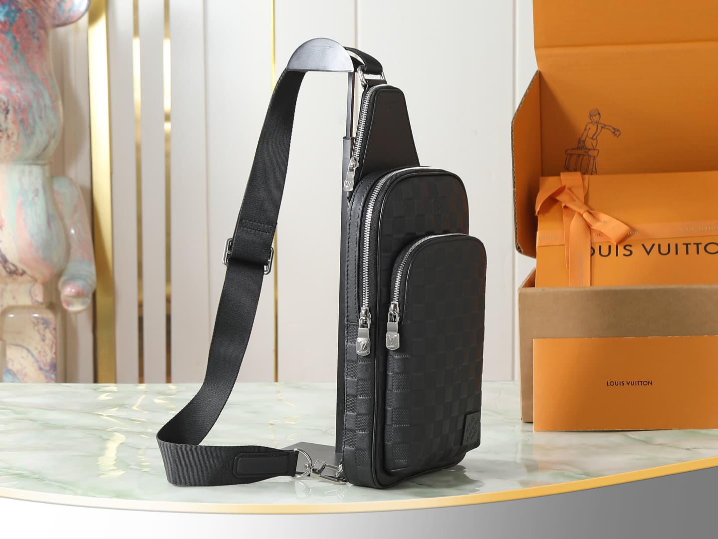 C5181 [Top-quality original item, exclusive real-life footage] M45303 Pressure Gauge Avenue shoulder bag features Taïga leather for a distinctive look, with LV letters embossed on it. It also includes a front zipper pocket and an inner pocket, offering fu — image 2