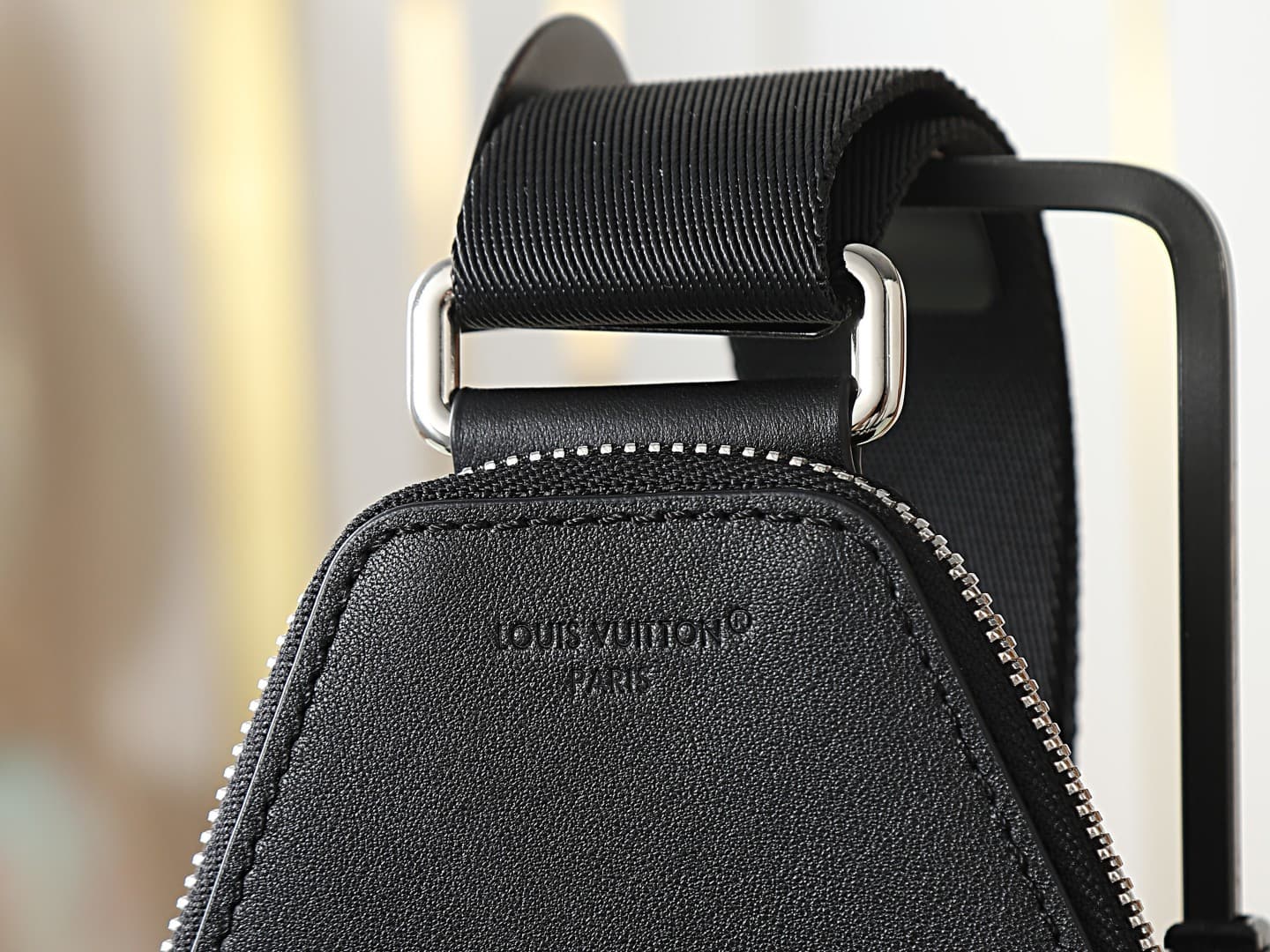 C5181 [Top-quality original item, exclusive real-life footage] M45303 Pressure Gauge Avenue shoulder bag features Taïga leather for a distinctive look, with LV letters embossed on it. It also includes a front zipper pocket and an inner pocket, offering fu — image 5