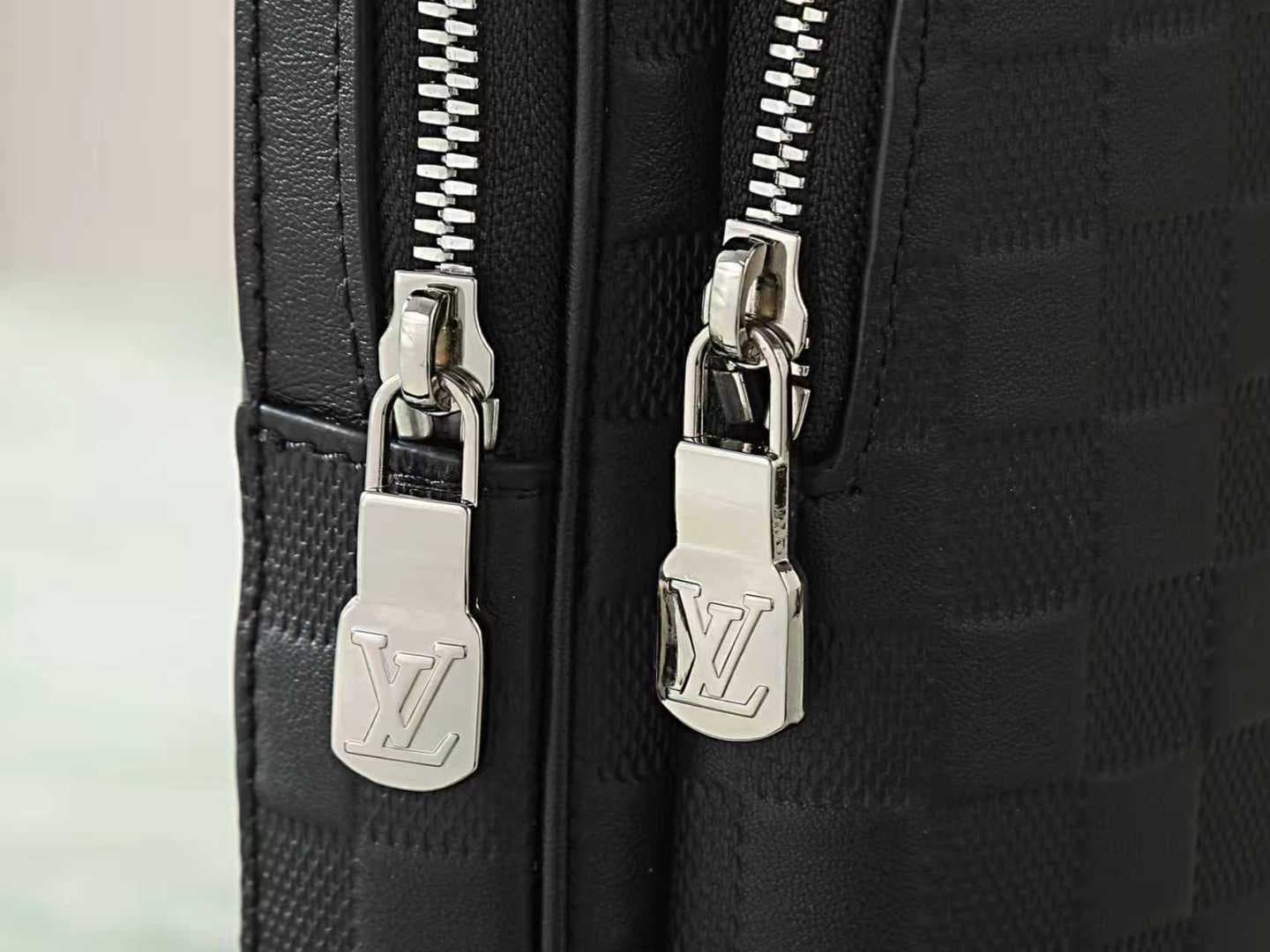 C5181 [Top-quality original item, exclusive real-life footage] M45303 Pressure Gauge Avenue shoulder bag features Taïga leather for a distinctive look, with LV letters embossed on it. It also includes a front zipper pocket and an inner pocket, offering fu — image 7