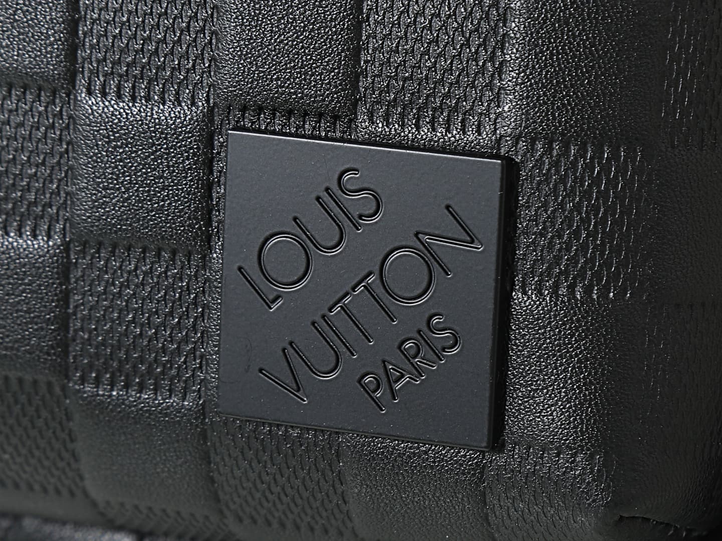 C5181 [Top-quality original item, exclusive real-life footage] M45303 Pressure Gauge Avenue shoulder bag features Taïga leather for a distinctive look, with LV letters embossed on it. It also includes a front zipper pocket and an inner pocket, offering fu — image 6