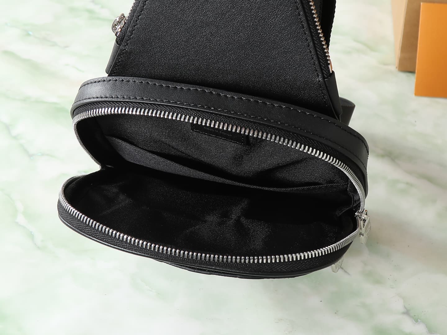 C5181 [Top-quality original item, exclusive real-life footage] M45303 Pressure Gauge Avenue shoulder bag features Taïga leather for a distinctive look, with LV letters embossed on it. It also includes a front zipper pocket and an inner pocket, offering fu — image 8
