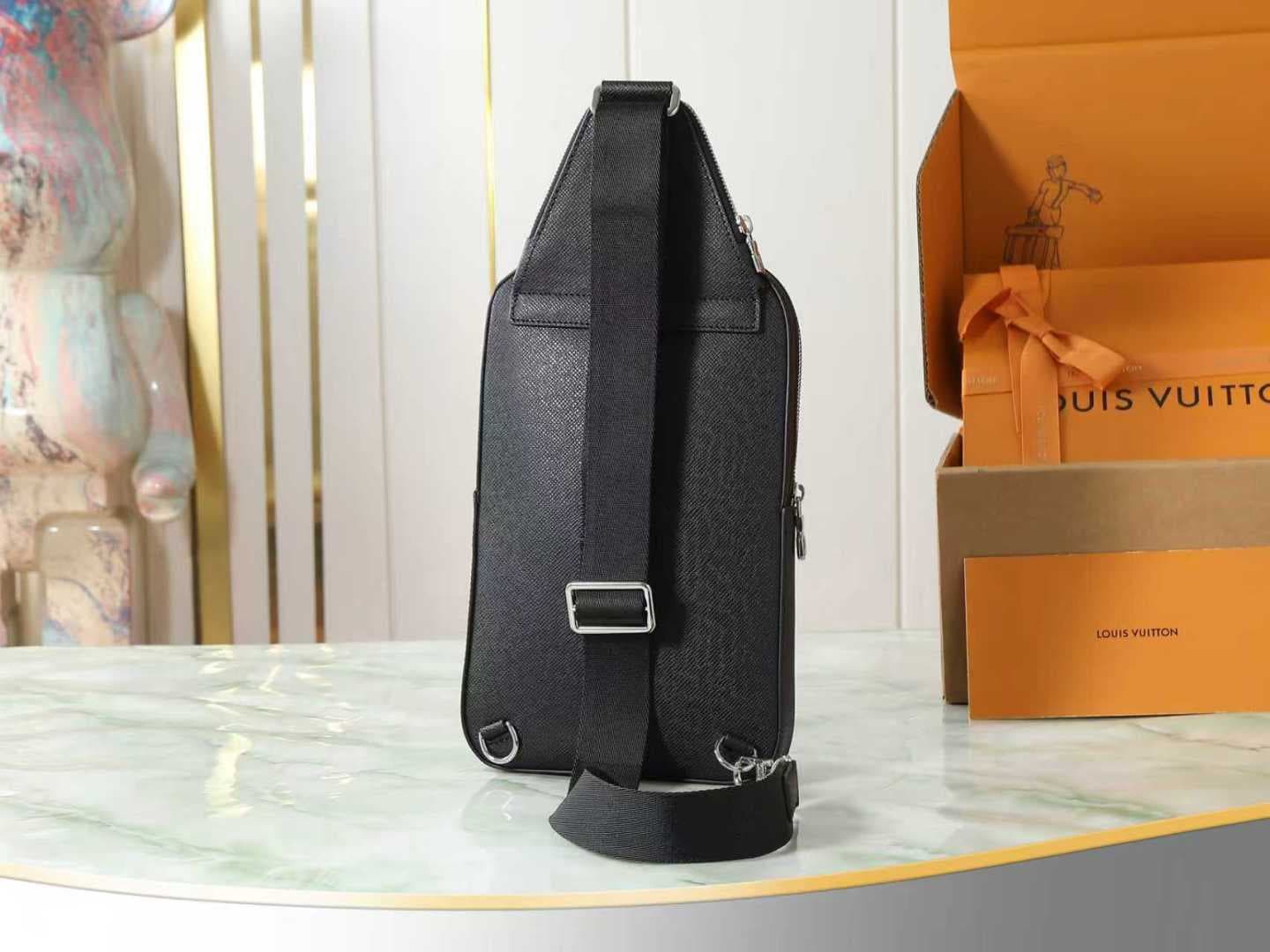 C5180 [Top-tier Original Items, Exclusive Photographs] M30863 – Black cross-patterned men’s chest bag collection AVENUE. The single shoulder bag M41719 features Taïga leather with distinctive lines, with LV logo accents. It includes a front zipper pocket  — image 3