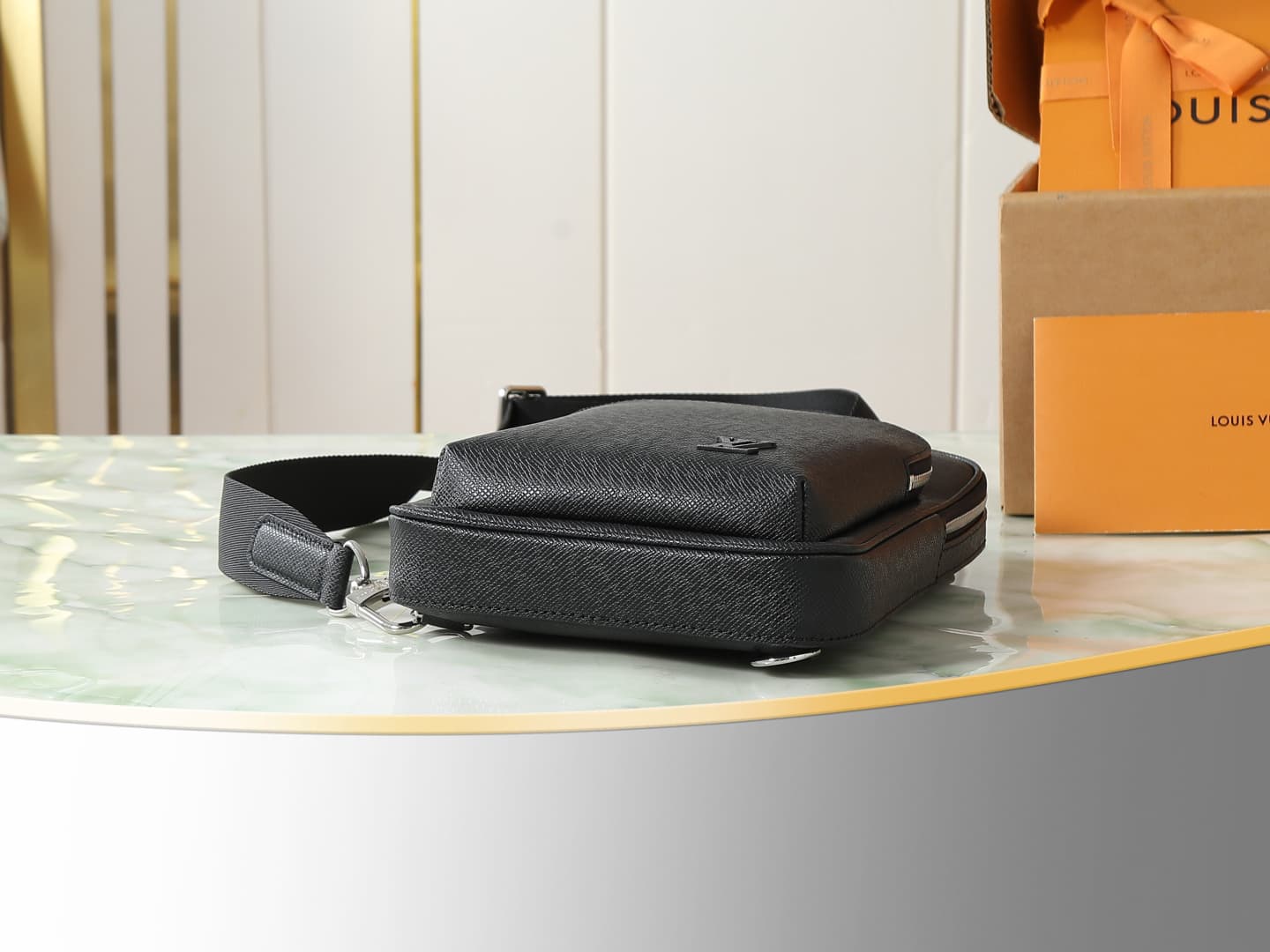 C5180 [Top-tier Original Items, Exclusive Photographs] M30863 – Black cross-patterned men’s chest bag collection AVENUE. The single shoulder bag M41719 features Taïga leather with distinctive lines, with LV logo accents. It includes a front zipper pocket  — image 4