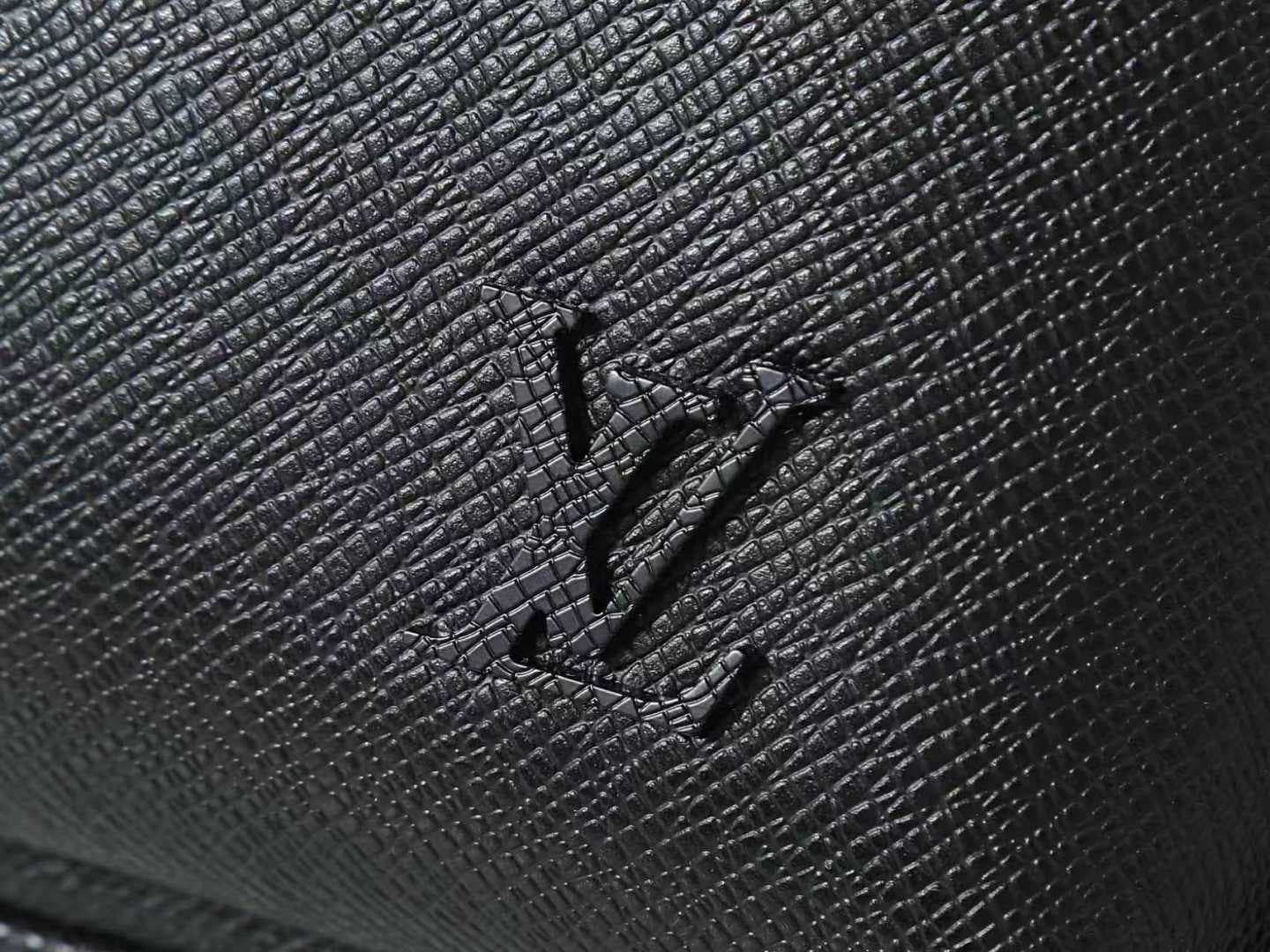C5180 [Top-tier Original Items, Exclusive Photographs] M30863 – Black cross-patterned men’s chest bag collection AVENUE. The single shoulder bag M41719 features Taïga leather with distinctive lines, with LV logo accents. It includes a front zipper pocket  — image 6