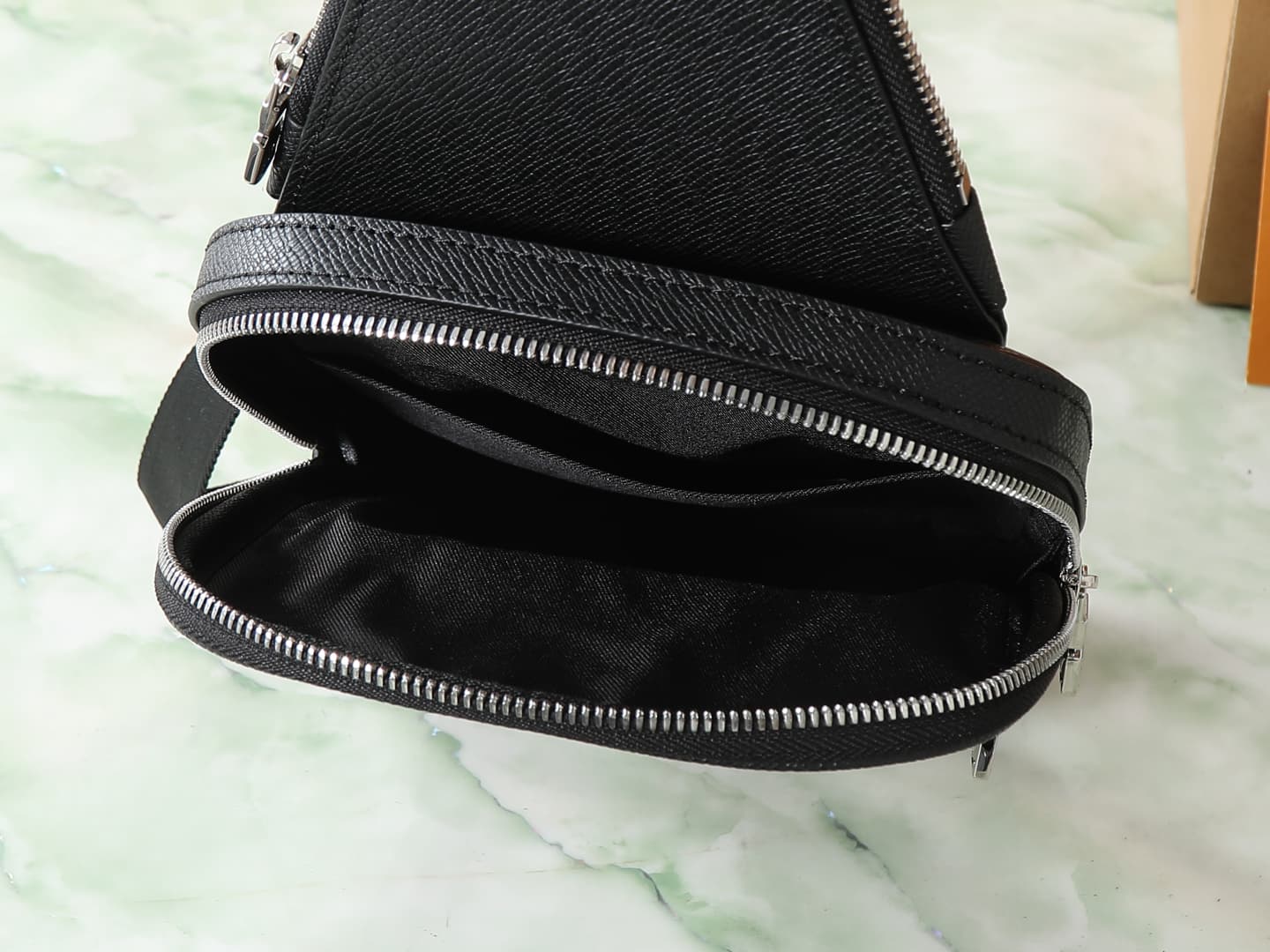 C5180 [Top-tier Original Items, Exclusive Photographs] M30863 – Black cross-patterned men’s chest bag collection AVENUE. The single shoulder bag M41719 features Taïga leather with distinctive lines, with LV logo accents. It includes a front zipper pocket  — image 8