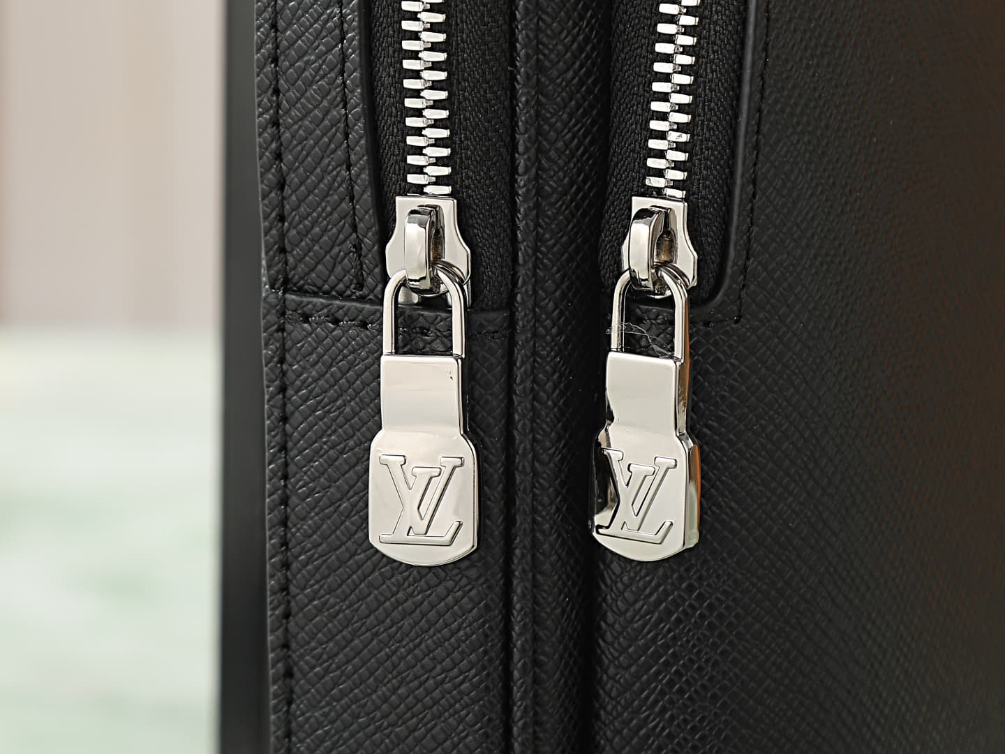 C5180 [Top-tier Original Items, Exclusive Photographs] M30863 – Black cross-patterned men’s chest bag collection AVENUE. The single shoulder bag M41719 features Taïga leather with distinctive lines, with LV logo accents. It includes a front zipper pocket  — image 7