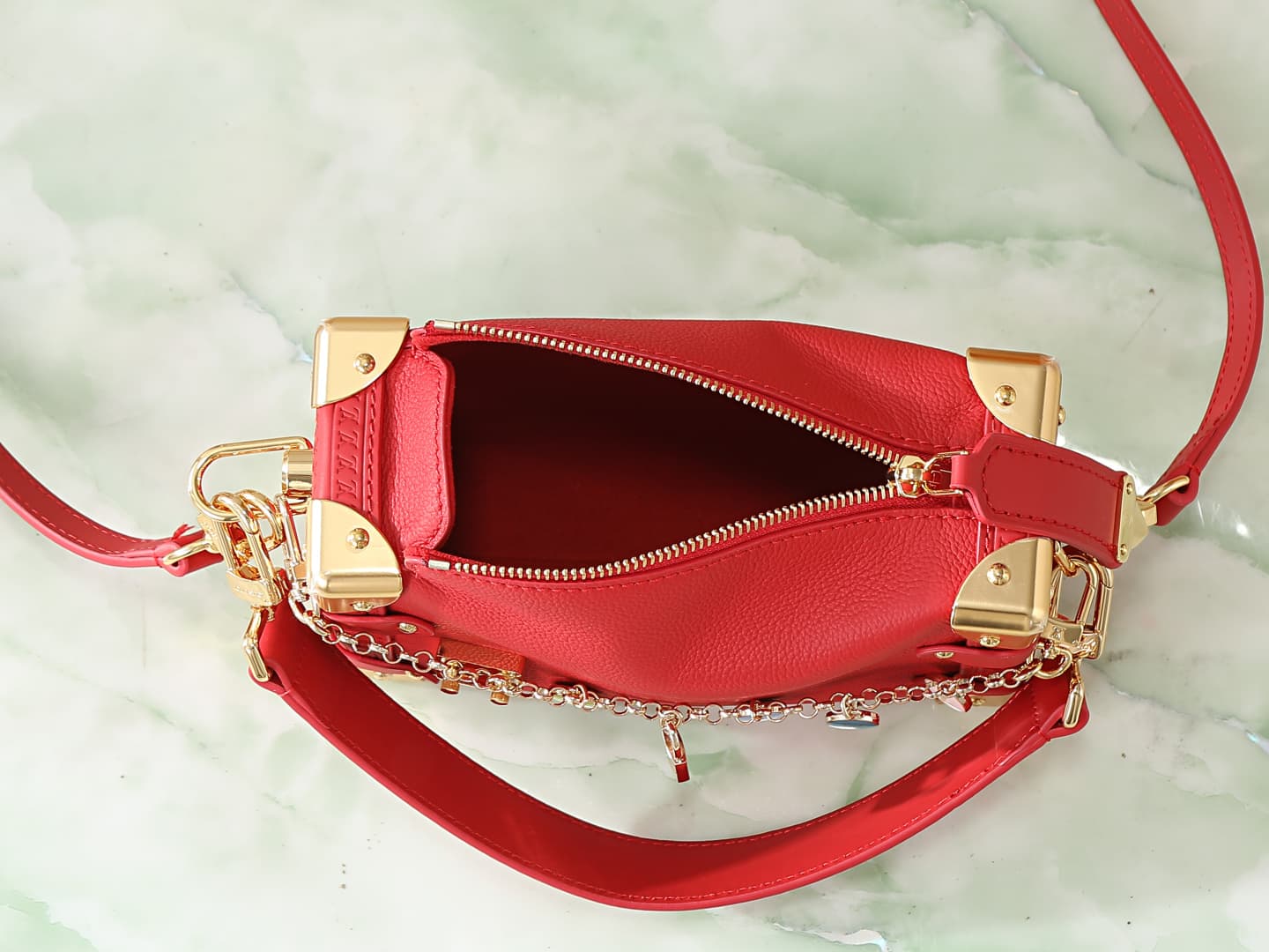 C5188 【Top-tier original items, exclusive real photos】M28333 Red, full-leather soft bag with chain detail, new season model, small-sized Side Trunk bag. M28333 Red; M27449 Light green; M27438 White. This small-sized Side Trunk bag is part of the LV Confet — image 8