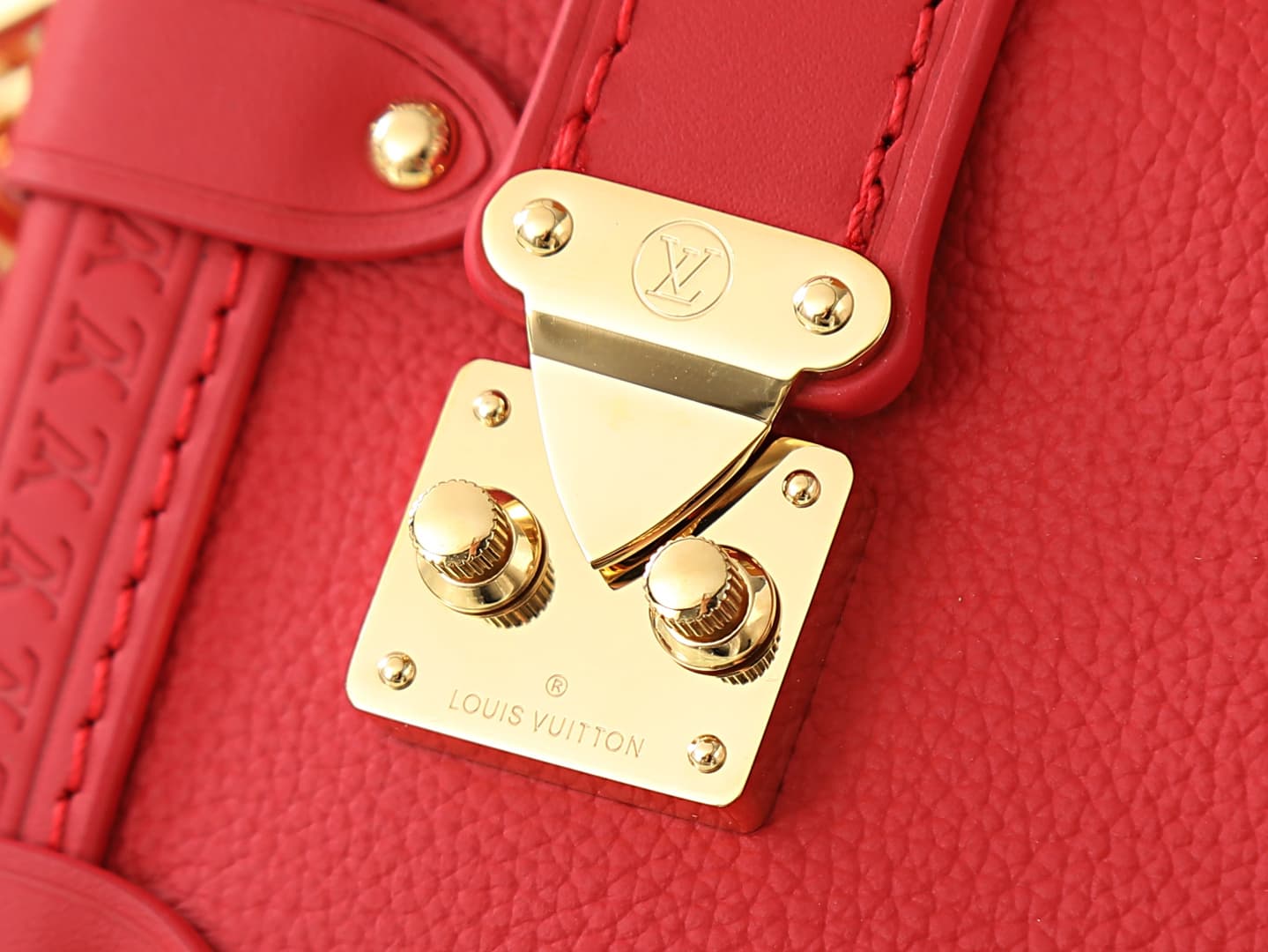 C5188 【Top-tier original items, exclusive real photos】M28333 Red, full-leather soft bag with chain detail, new season model, small-sized Side Trunk bag. M28333 Red; M27449 Light green; M27438 White. This small-sized Side Trunk bag is part of the LV Confet — image 6