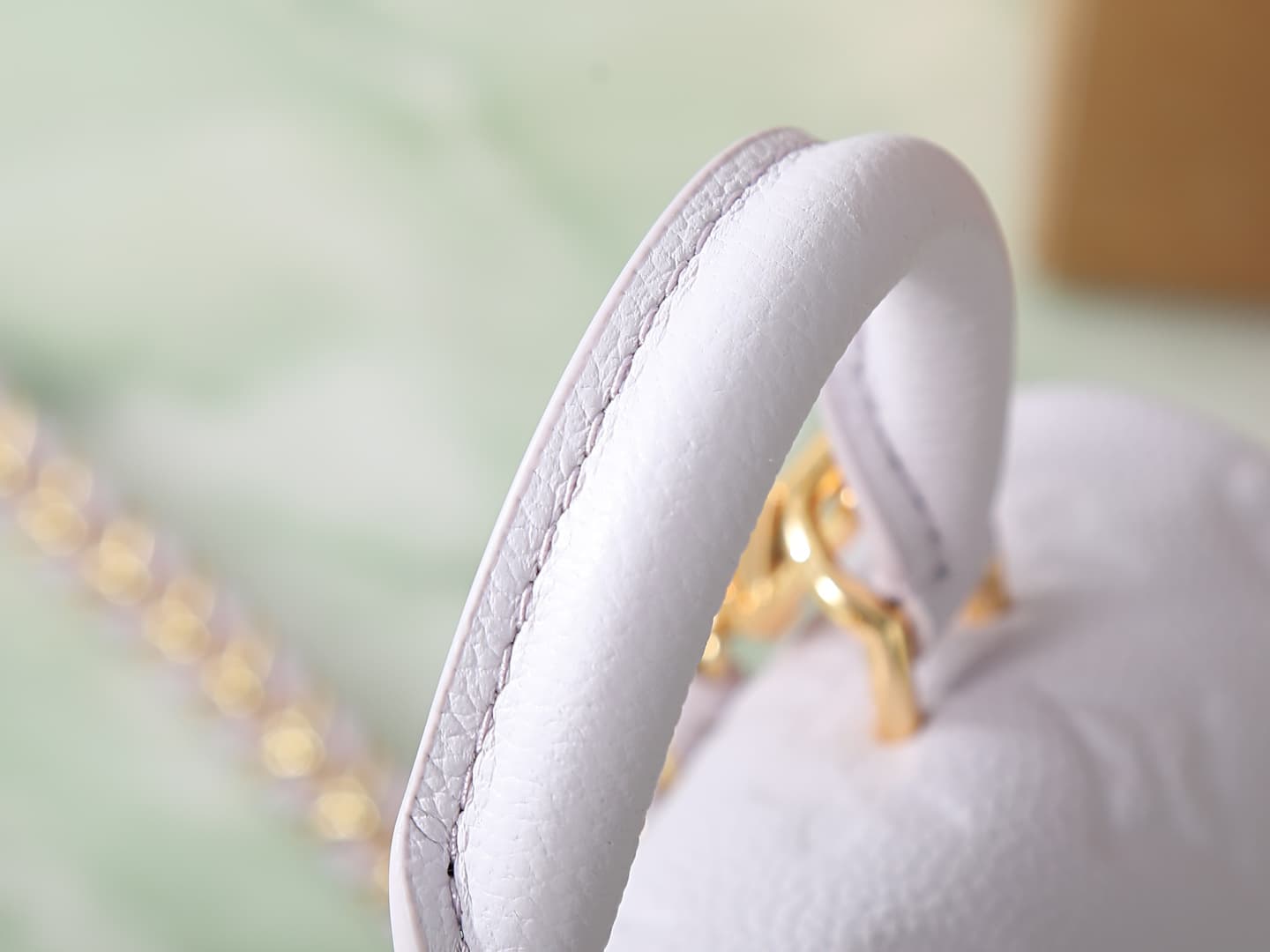 C5187 【Top-quality original items, exclusive real photos】M29380 light purple, full leather embossing, chain bag collection. New season model. NANO MADELEINE handbag. M12145 milky white. This Nano Madeleine handbag features Monogram Empreinte leather, repr — image 5