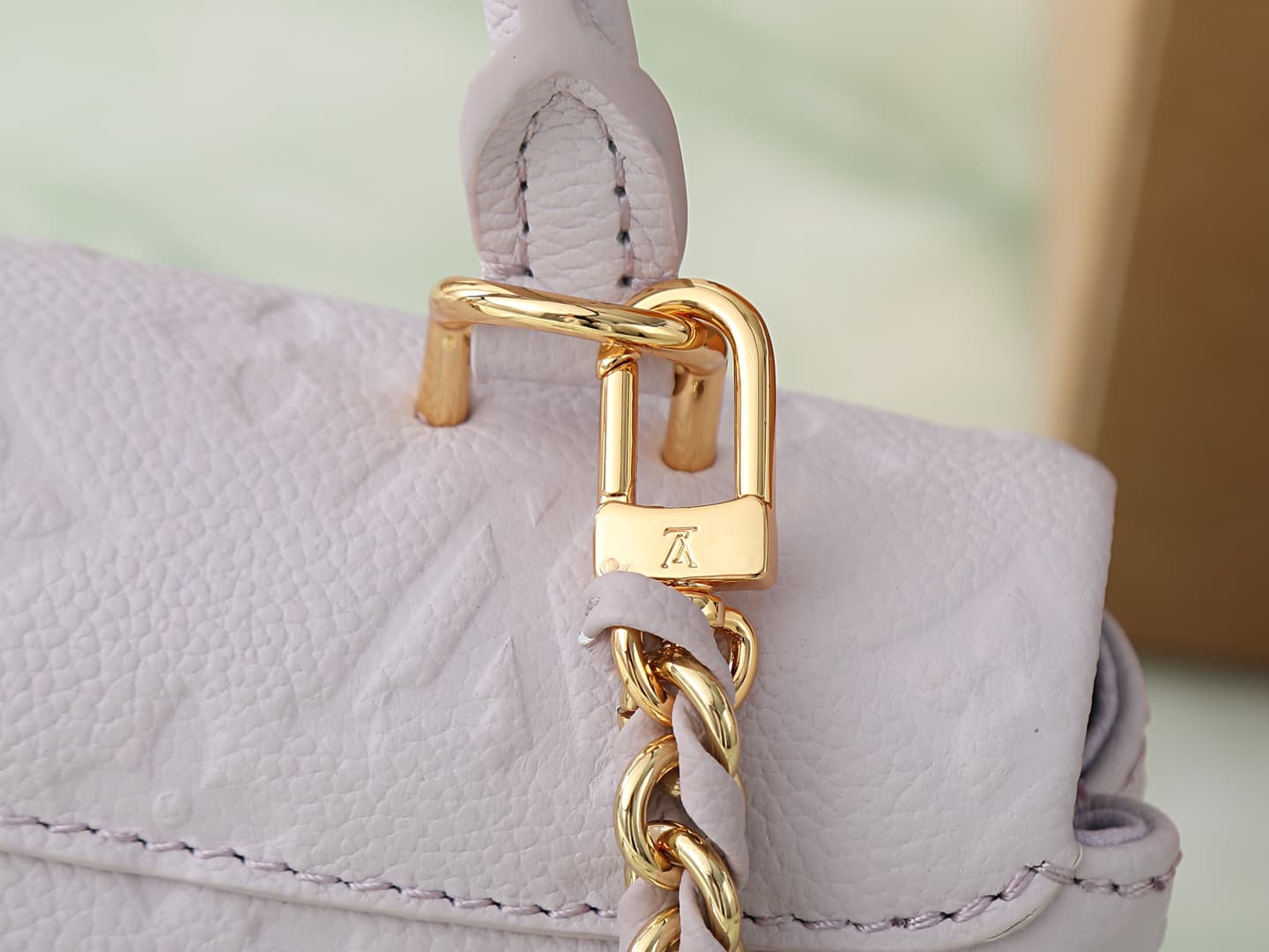 C5187 【Top-quality original items, exclusive real photos】M29380 light purple, full leather embossing, chain bag collection. New season model. NANO MADELEINE handbag. M12145 milky white. This Nano Madeleine handbag features Monogram Empreinte leather, repr — image 7