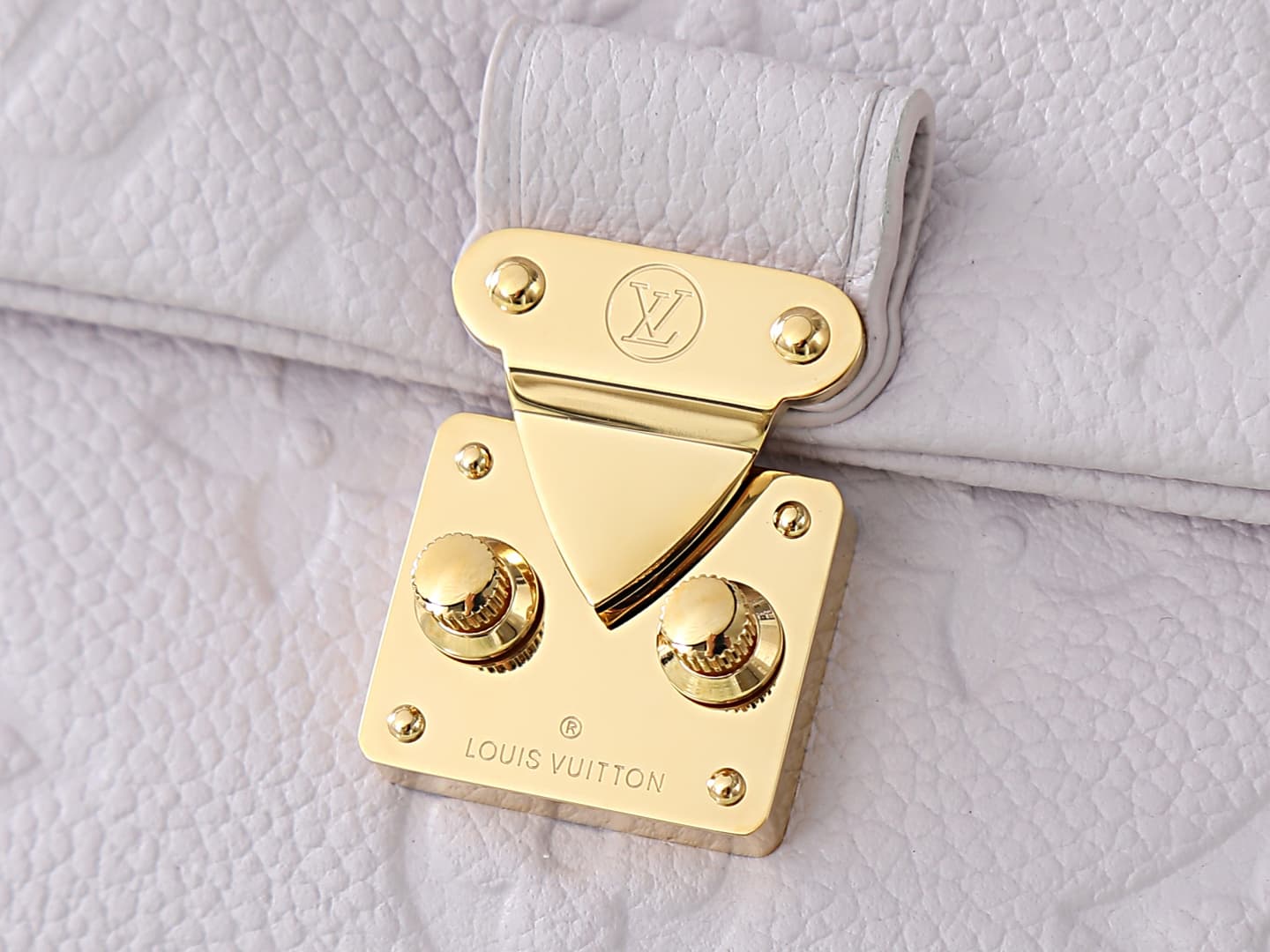C5187 【Top-quality original items, exclusive real photos】M29380 light purple, full leather embossing, chain bag collection. New season model. NANO MADELEINE handbag. M12145 milky white. This Nano Madeleine handbag features Monogram Empreinte leather, repr — image 6