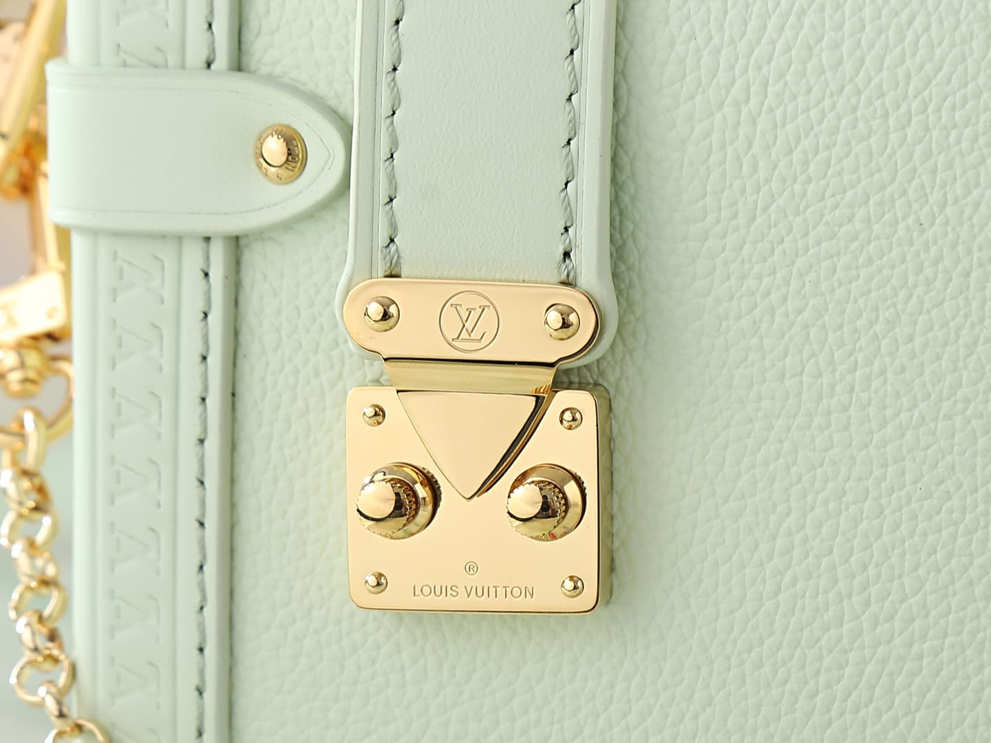 C5185 【Top-tier original items, exclusive real photos】M27449 light green, full leather soft box chain bag, new season model, medium-sized Side Trunk bag. M28333 red, M27449 light green, M27438 beige. This medium-sized Side Trunk bag belongs to the LV Conf — image 6