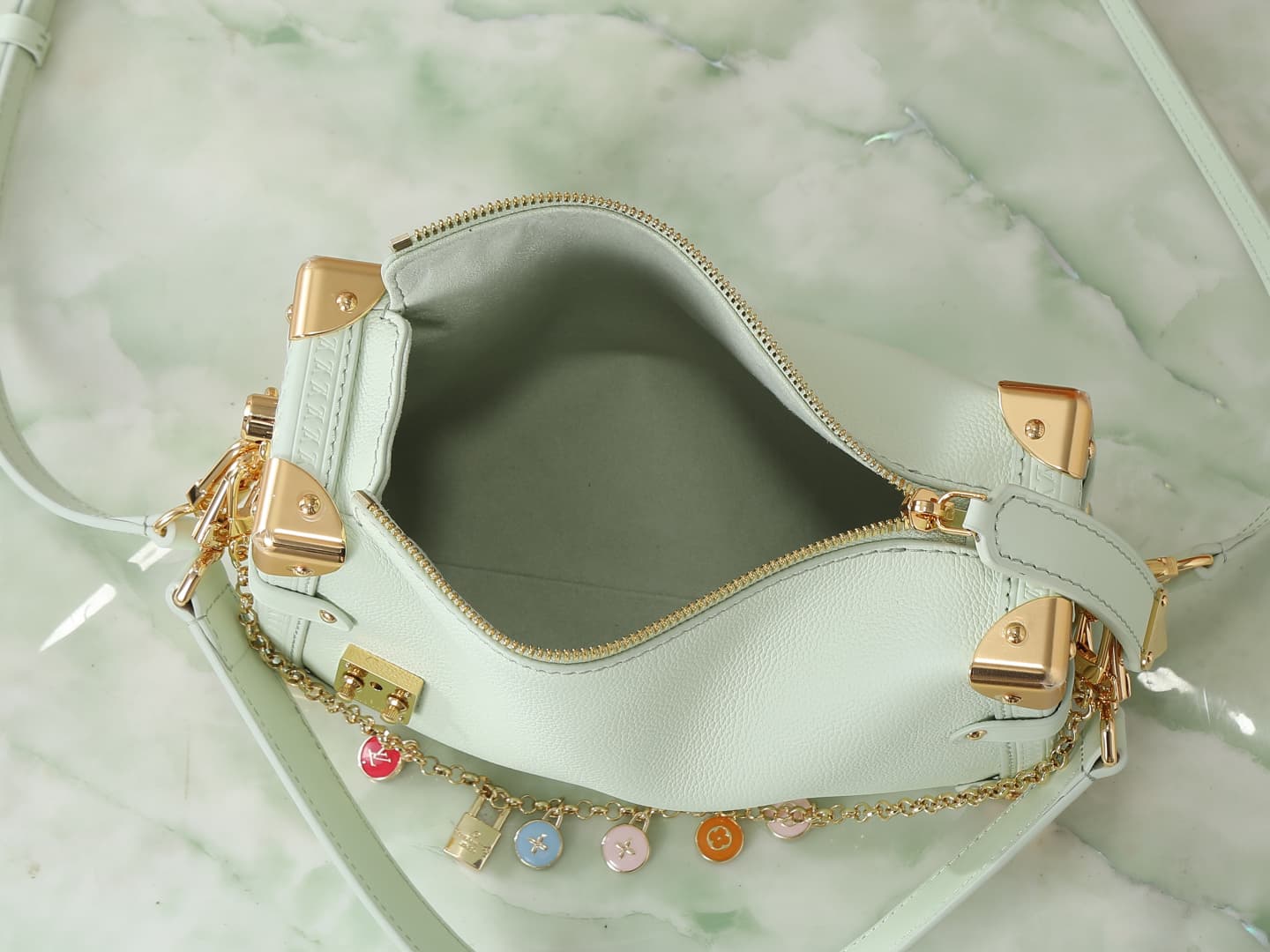 C5185 【Top-tier original items, exclusive real photos】M27449 light green, full leather soft box chain bag, new season model, medium-sized Side Trunk bag. M28333 red, M27449 light green, M27438 beige. This medium-sized Side Trunk bag belongs to the LV Conf — image 8