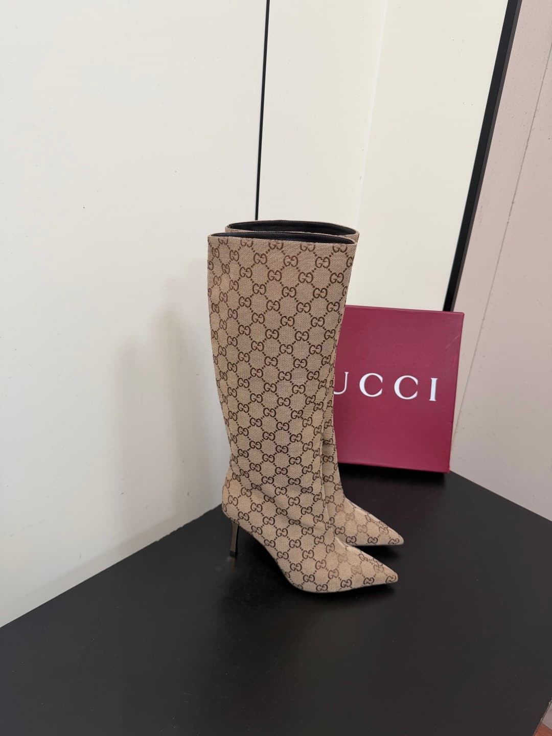 D7040 💰 GUCCI QZKEEP 0X0ZX autumn/winter high-topped riding boots with pointed toe and thin heel 26ss — image 4