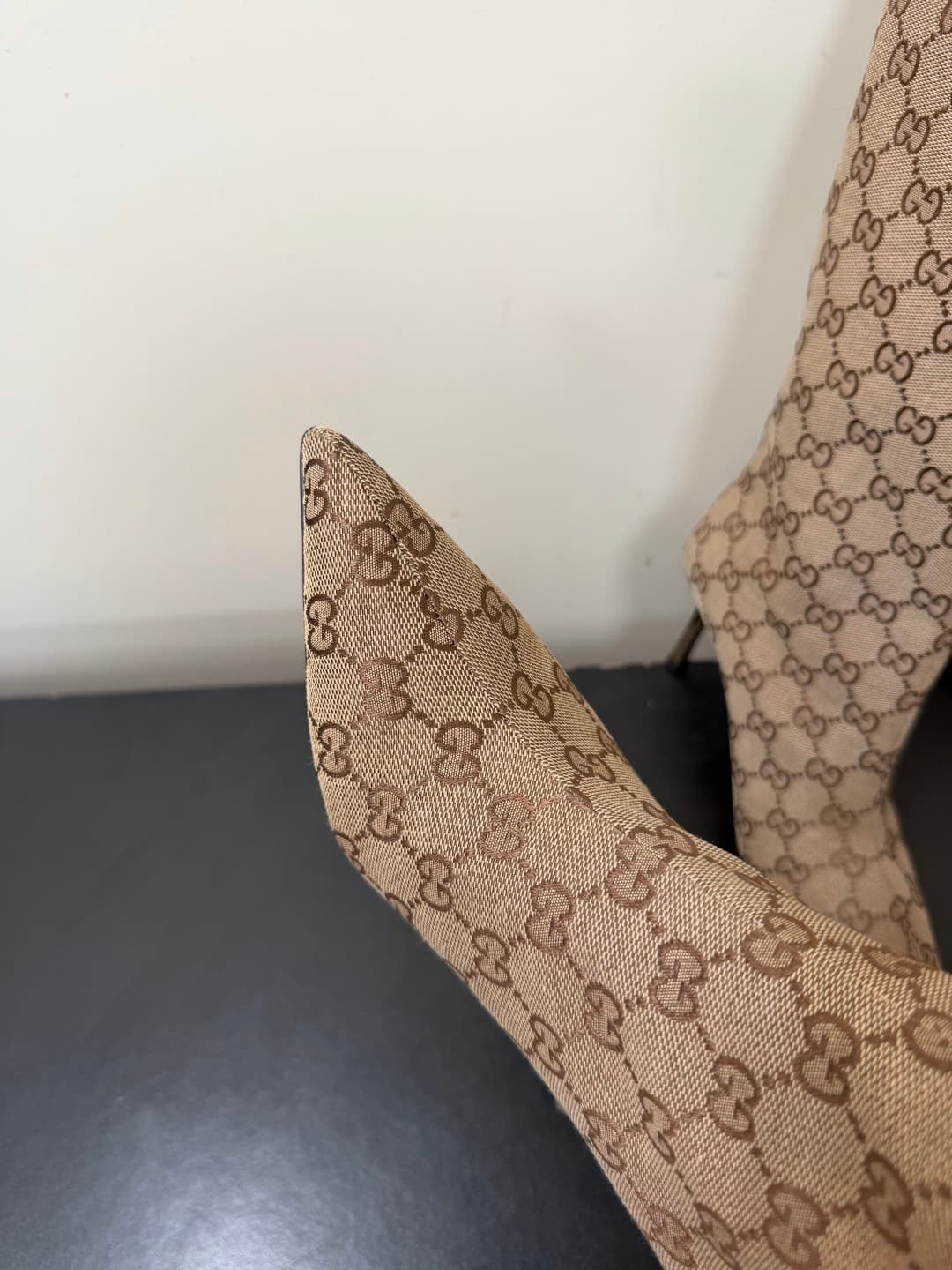 D7040 💰 GUCCI QZKEEP 0X0ZX autumn/winter high-topped riding boots with pointed toe and thin heel 26ss — image 6