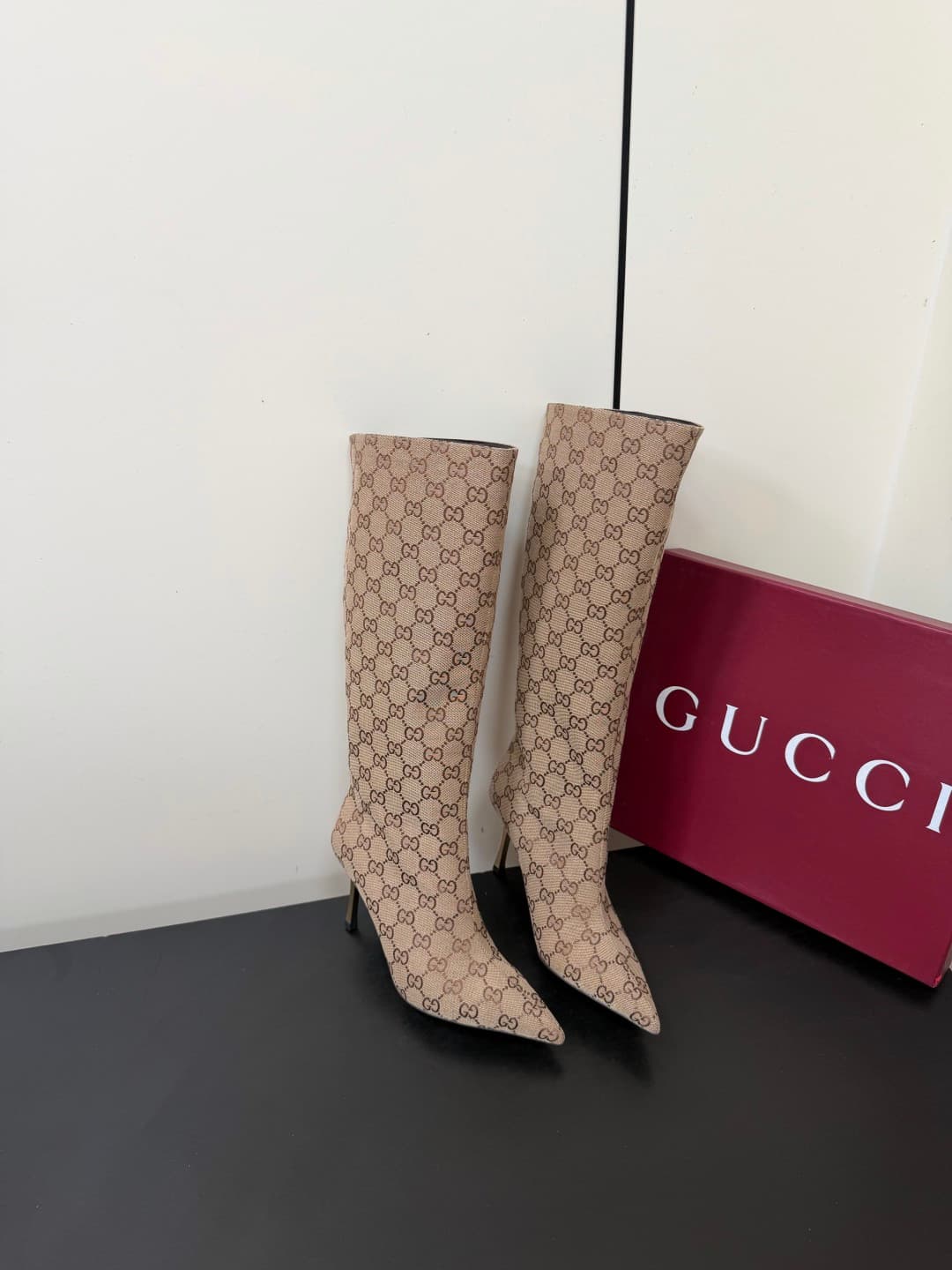D7040 💰 GUCCI QZKEEP 0X0ZX autumn/winter high-topped riding boots with pointed toe and thin heel 26ss — image 5