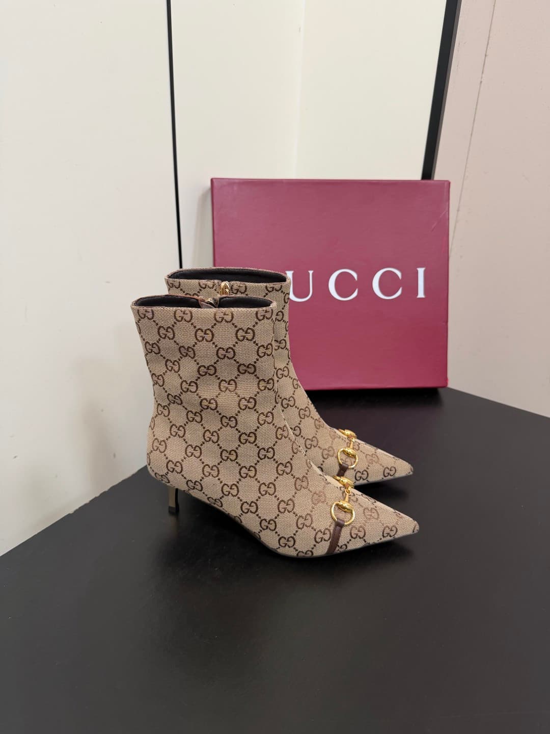 D7036 💰 GUCCI 26ss Fall/Winter high-toe buckle low-heel boots — image 4