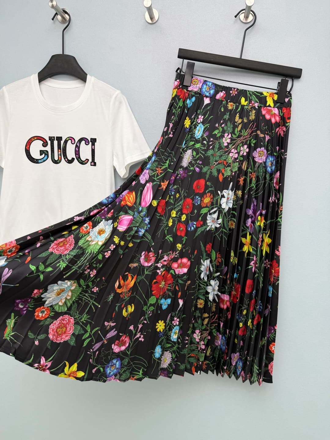 C18432 🔥🔥GUCC*26 New vintage/retro flower pleated skirt set: printed logo short-sleeve T-shirt + matching flower pleated skirt collection. The flower logo embroidered on the T-shirt and the skirt print complement each other perfectly, enhancing the elegan — image 5