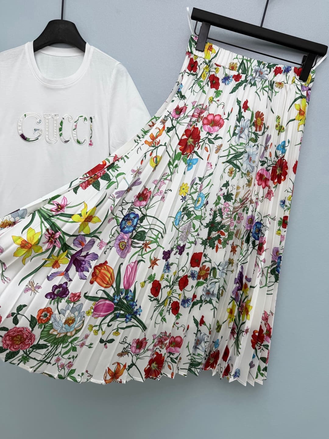 C18431 🔥🔥GUCC*26 New vintage/retro flower pleated skirt set: printed LOGO short-sleeve T-shirt + matching flower pleated skirt collection. The floral LOGO embroidered on the T-shirt and the skirt print complement each other perfectly, enhancing the elegan — image 5