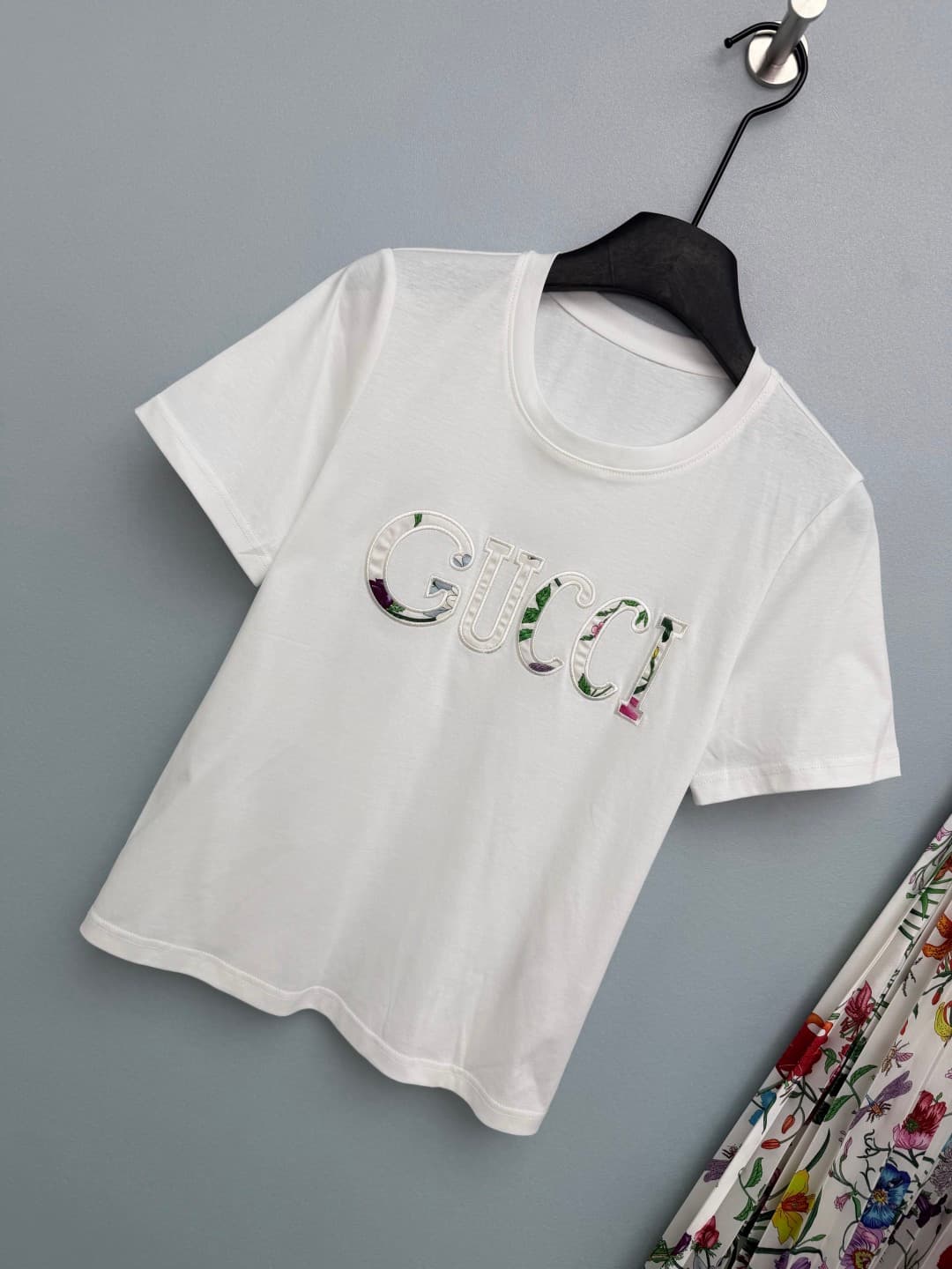 C18431 🔥🔥GUCC*26 New vintage/retro flower pleated skirt set: printed LOGO short-sleeve T-shirt + matching flower pleated skirt collection. The floral LOGO embroidered on the T-shirt and the skirt print complement each other perfectly, enhancing the elegan — image 2