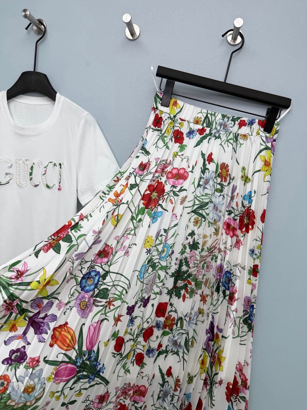 C18431 🔥🔥GUCC*26 New vintage/retro flower pleated skirt set: printed LOGO short-sleeve T-shirt + matching flower pleated skirt collection. The floral LOGO embroidered on the T-shirt and the skirt print complement each other perfectly, enhancing the elegan — image 6
