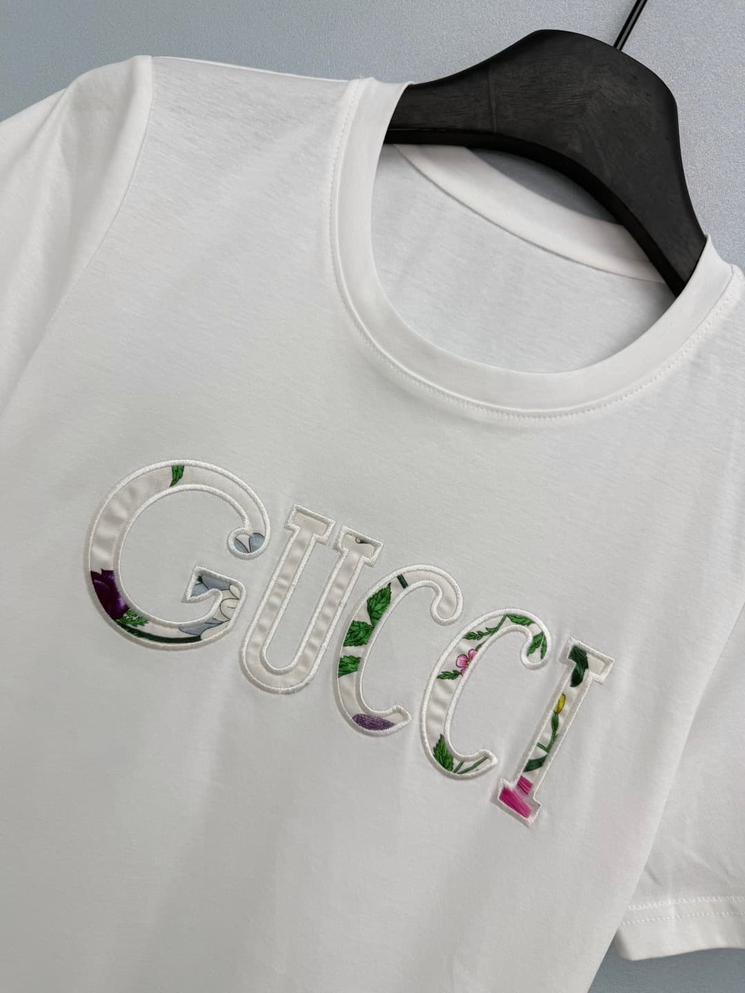 C18431 🔥🔥GUCC*26 New vintage/retro flower pleated skirt set: printed LOGO short-sleeve T-shirt + matching flower pleated skirt collection. The floral LOGO embroidered on the T-shirt and the skirt print complement each other perfectly, enhancing the elegan — image 3