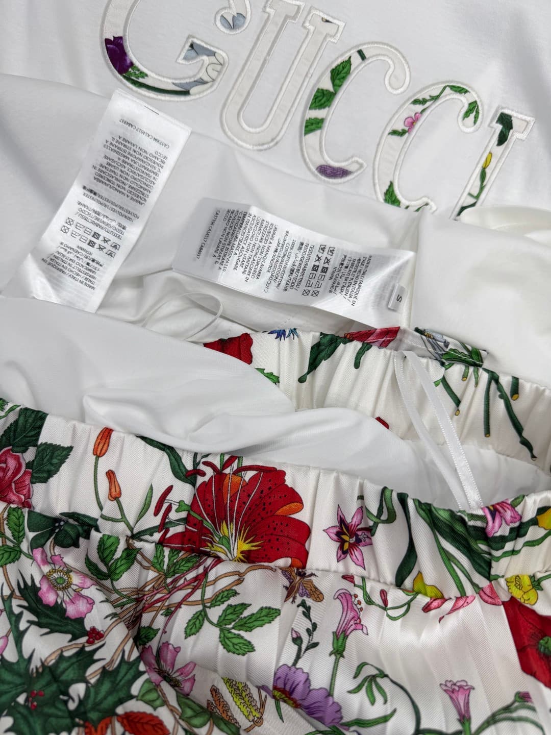 C18431 🔥🔥GUCC*26 New vintage/retro flower pleated skirt set: printed LOGO short-sleeve T-shirt + matching flower pleated skirt collection. The floral LOGO embroidered on the T-shirt and the skirt print complement each other perfectly, enhancing the elegan — image 7