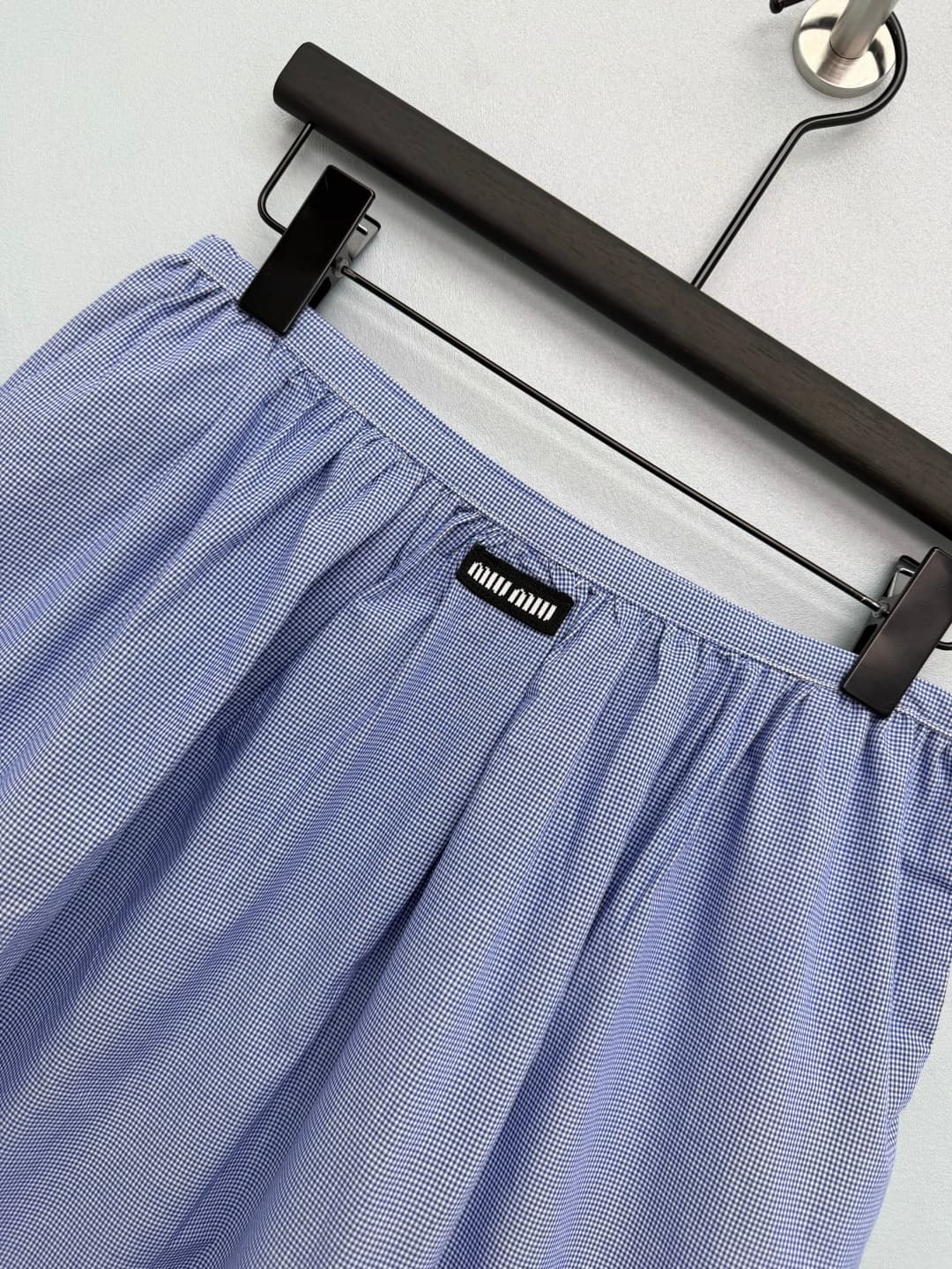C18409 🔥🔥miumi*26 New vintage/retro blue-check pattern skirt. Made of a light blue-white fine-check fabric, it has a fresh vintage vibe and enhances the spring atmosphere. It features a adjustable waist + pleated front design, providing strong comfort aro — image 3