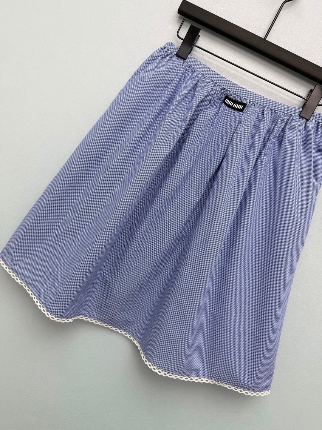 C18409 🔥🔥miumi*26 New vintage/retro blue-check pattern skirt. Made of a light blue-white fine-check fabric, it has a fresh vintage vibe and enhances the spring atmosphere. It features a adjustable waist + pleated front design, providing strong comfort aro — image 5