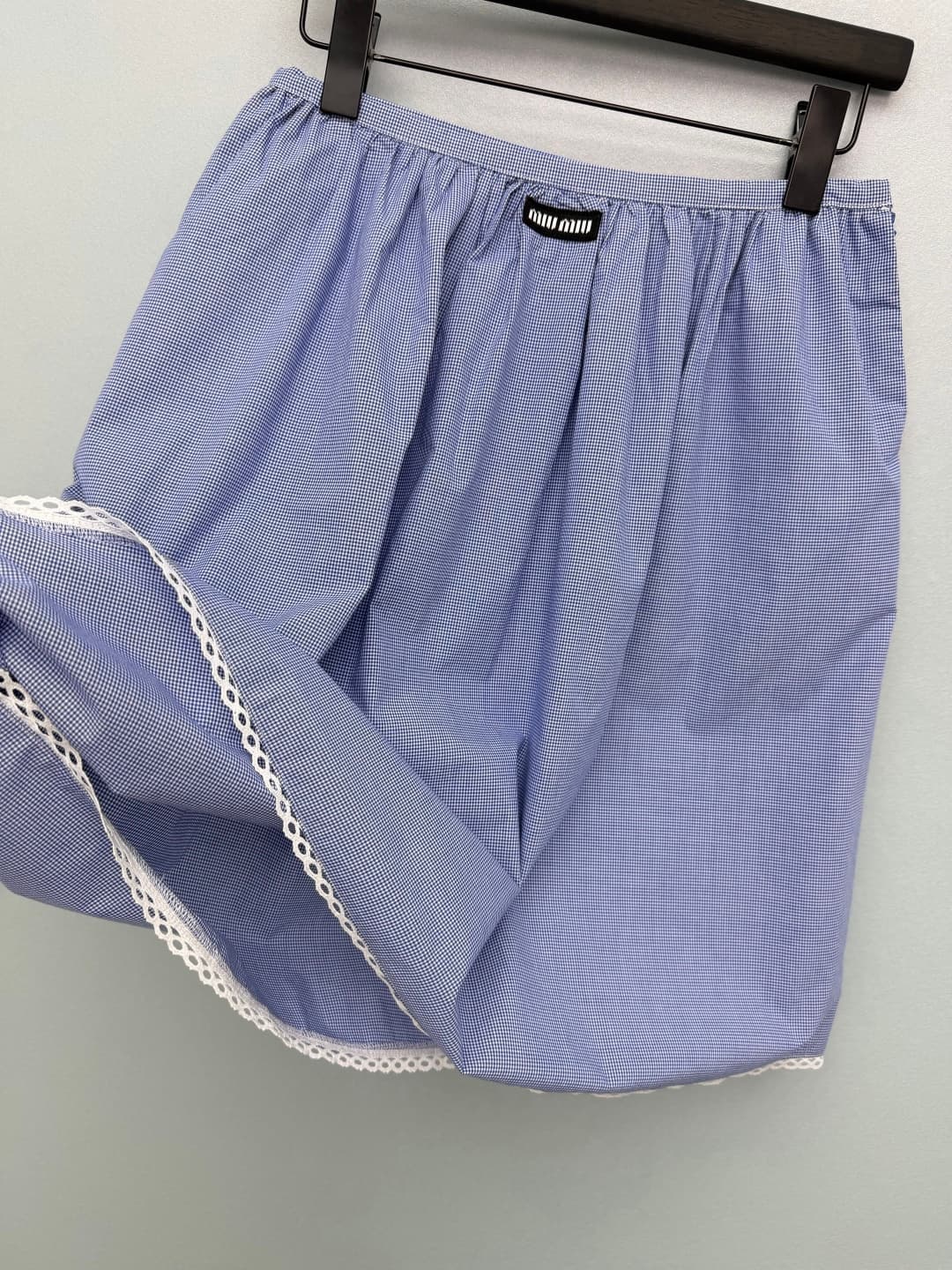 C18409 🔥🔥miumi*26 New vintage/retro blue-check pattern skirt. Made of a light blue-white fine-check fabric, it has a fresh vintage vibe and enhances the spring atmosphere. It features a adjustable waist + pleated front design, providing strong comfort aro — image 8