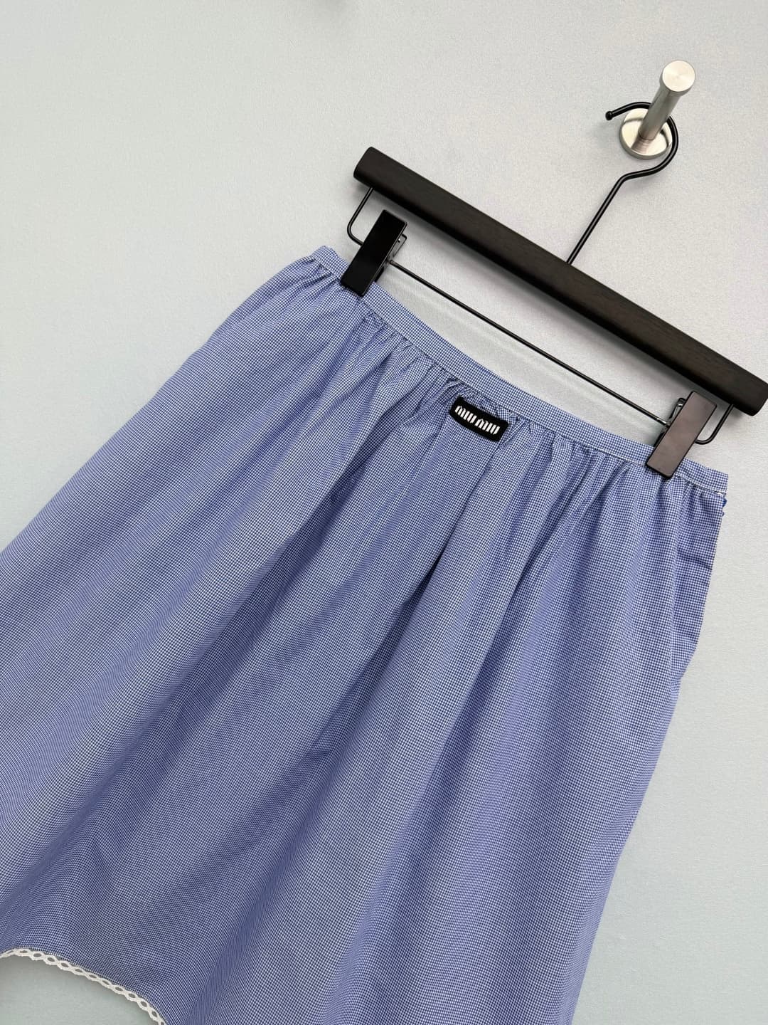 C18409 🔥🔥miumi*26 New vintage/retro blue-check pattern skirt. Made of a light blue-white fine-check fabric, it has a fresh vintage vibe and enhances the spring atmosphere. It features a adjustable waist + pleated front design, providing strong comfort aro — image 4