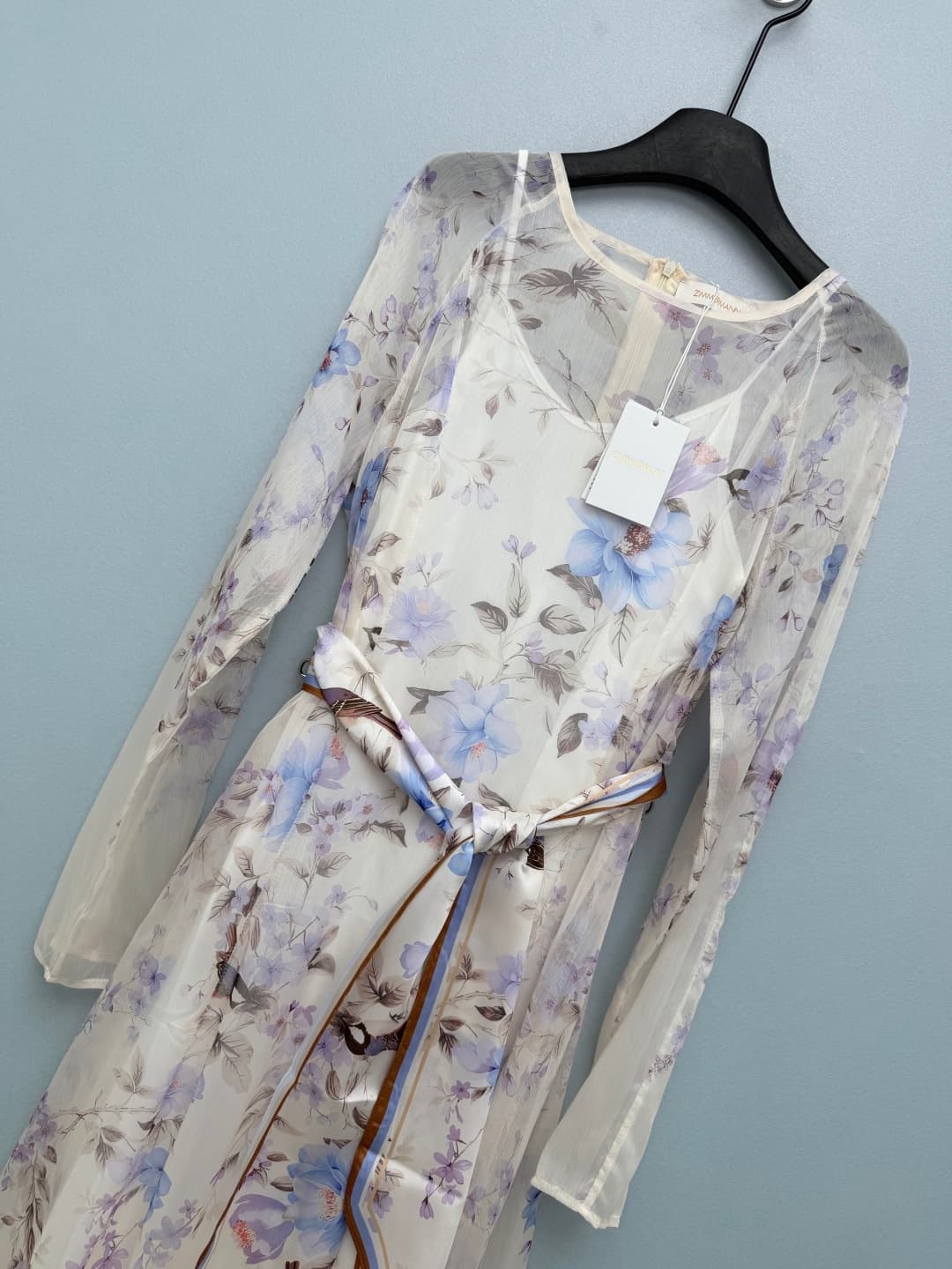 C18408 🔥🔥Zimmerman*26 – A new style chiffon dress with bird-and-flower patterns in blue-purple ink style. The patterns have delicate gradients, and the light beige background adds a poetic touch. The details of the birds and flowers make the dress even mo — image 3