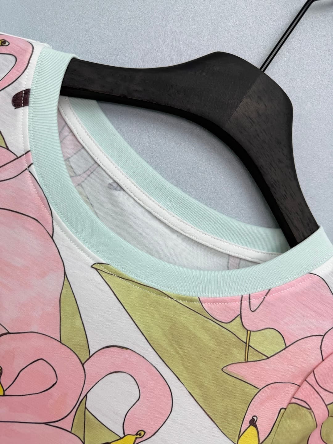 C18402 🔥🔥Chlo*26 New-style flamingo-themed short-sleeved T-shirts. The hand-drawn flamingos on the shirts are really cute; with a gentle pink color scheme and fresh green leaves, it’s like wearing a tropical vacation style outfit. The mint green accent on — image 2