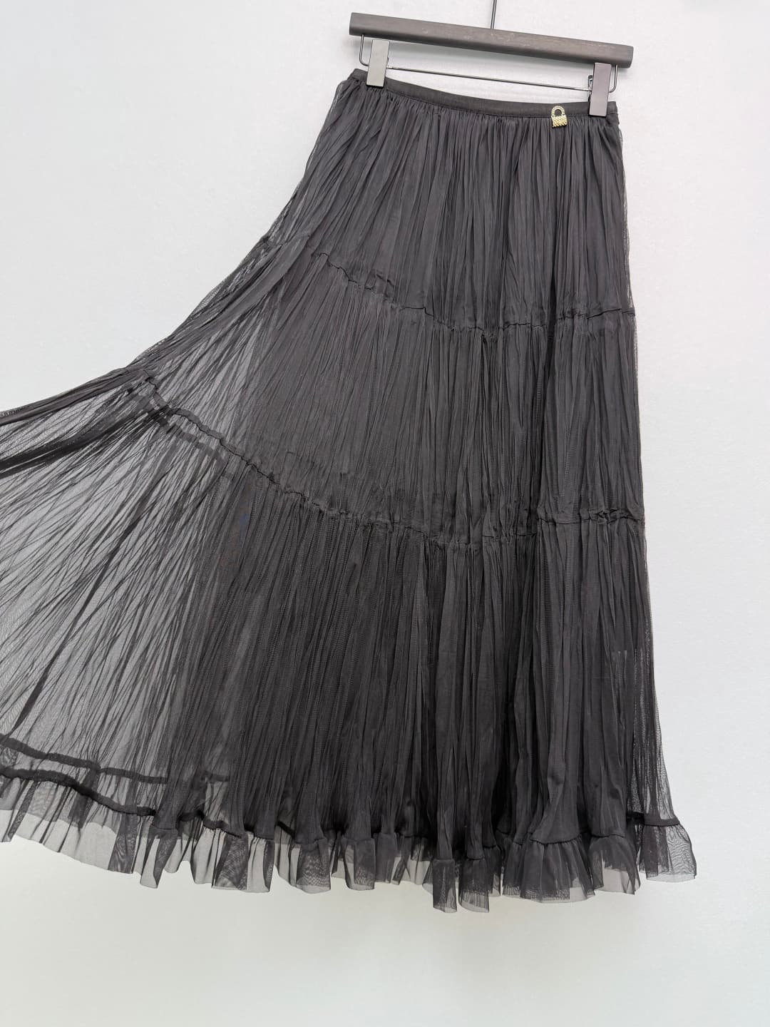 C18396 🔥🔥Chan*l26 – New model with diamond-patterned bag-style metal badges on the waistline. The dress features layered pleats and net fabric edges, creating a lively and elegant look. The diamond-patterned metal badges add a high-end feel and make the d — image 5