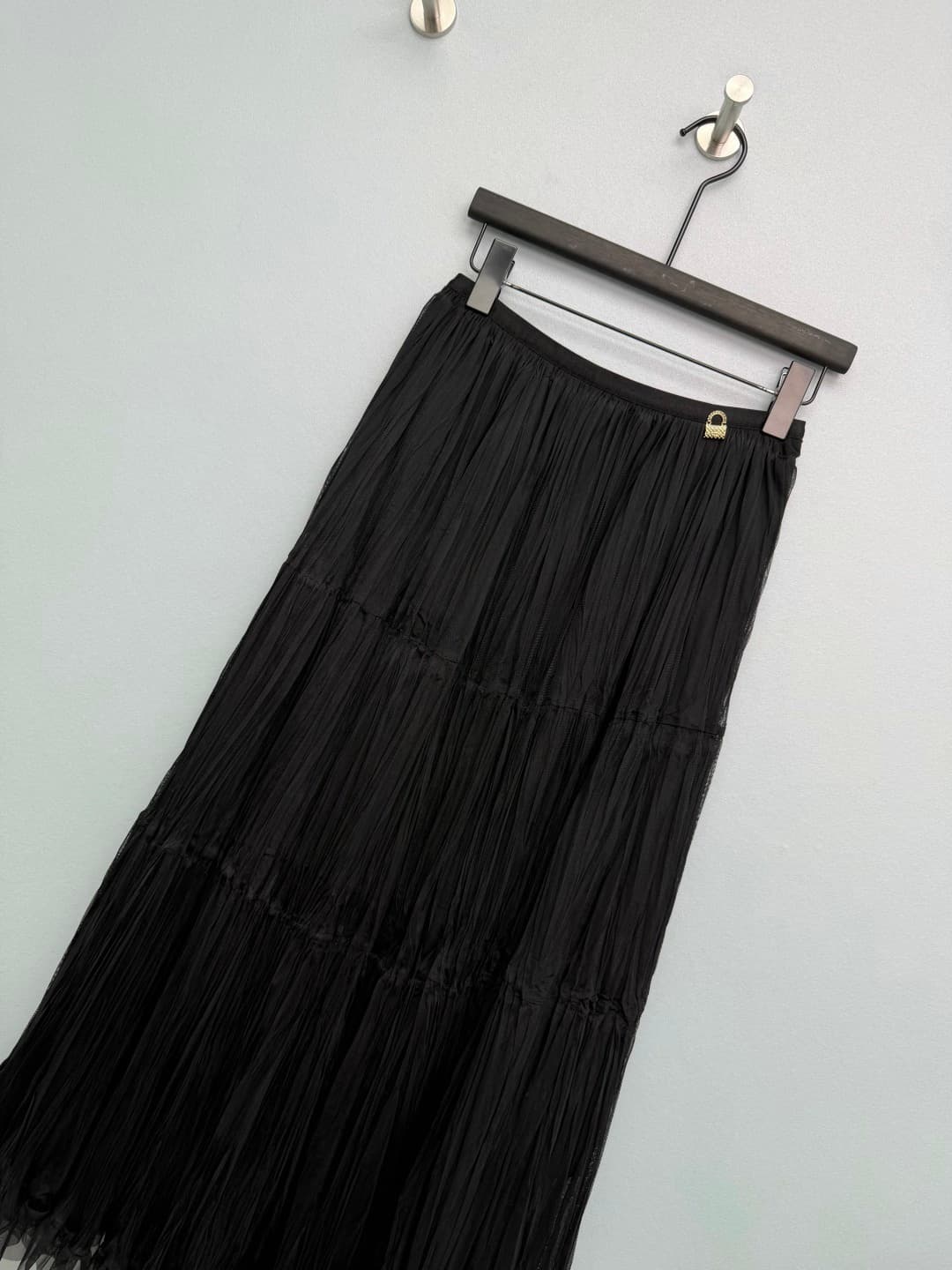 C18396 🔥🔥Chan*l26 – New model with diamond-patterned bag-style metal badges on the waistline. The dress features layered pleats and net fabric edges, creating a lively and elegant look. The diamond-patterned metal badges add a high-end feel and make the d — image 3