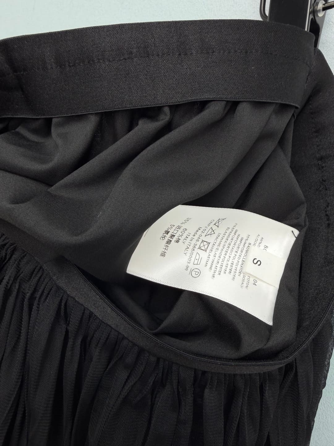 C18396 🔥🔥Chan*l26 – New model with diamond-patterned bag-style metal badges on the waistline. The dress features layered pleats and net fabric edges, creating a lively and elegant look. The diamond-patterned metal badges add a high-end feel and make the d — image 7