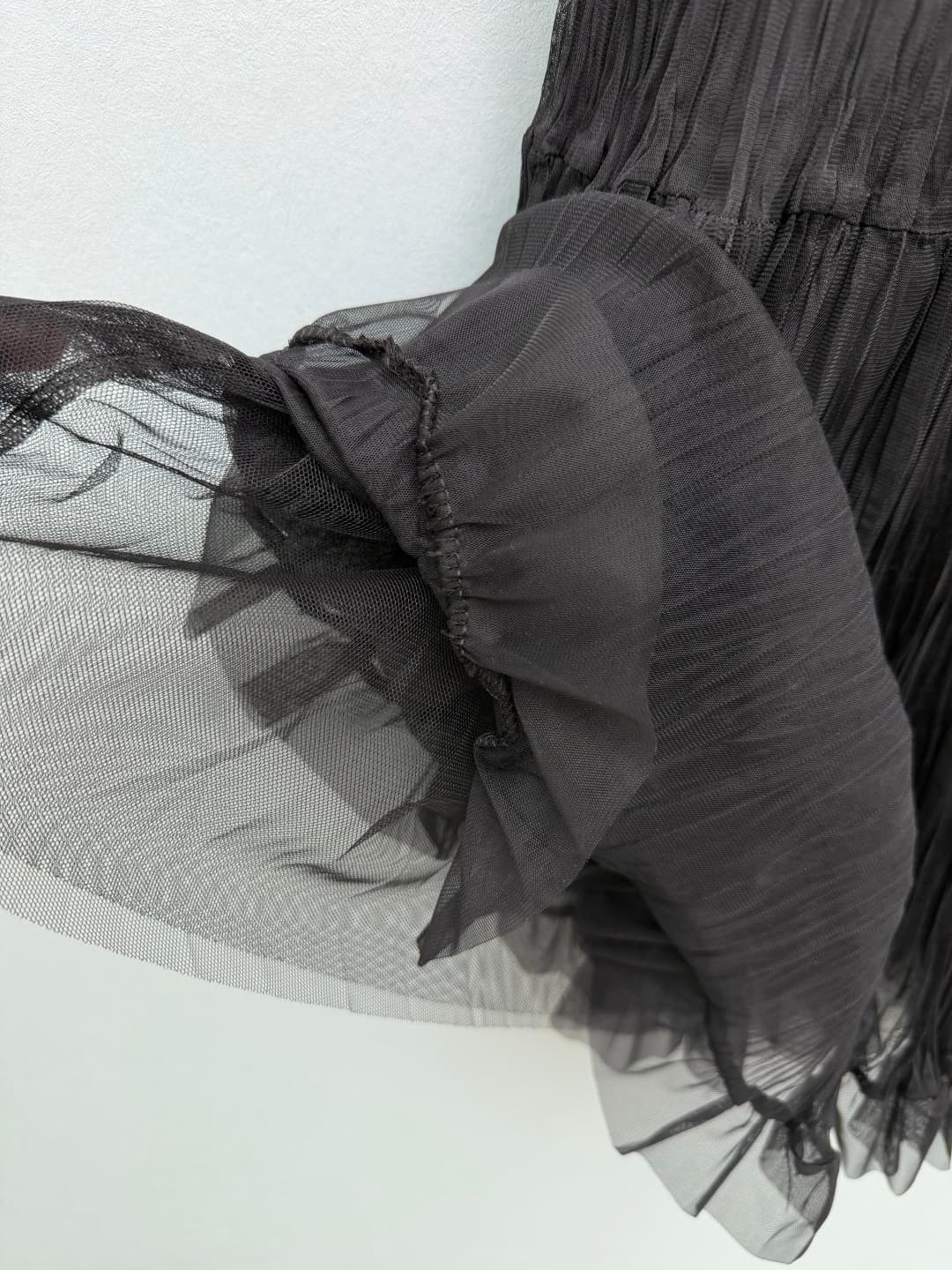 C18396 🔥🔥Chan*l26 – New model with diamond-patterned bag-style metal badges on the waistline. The dress features layered pleats and net fabric edges, creating a lively and elegant look. The diamond-patterned metal badges add a high-end feel and make the d — image 6