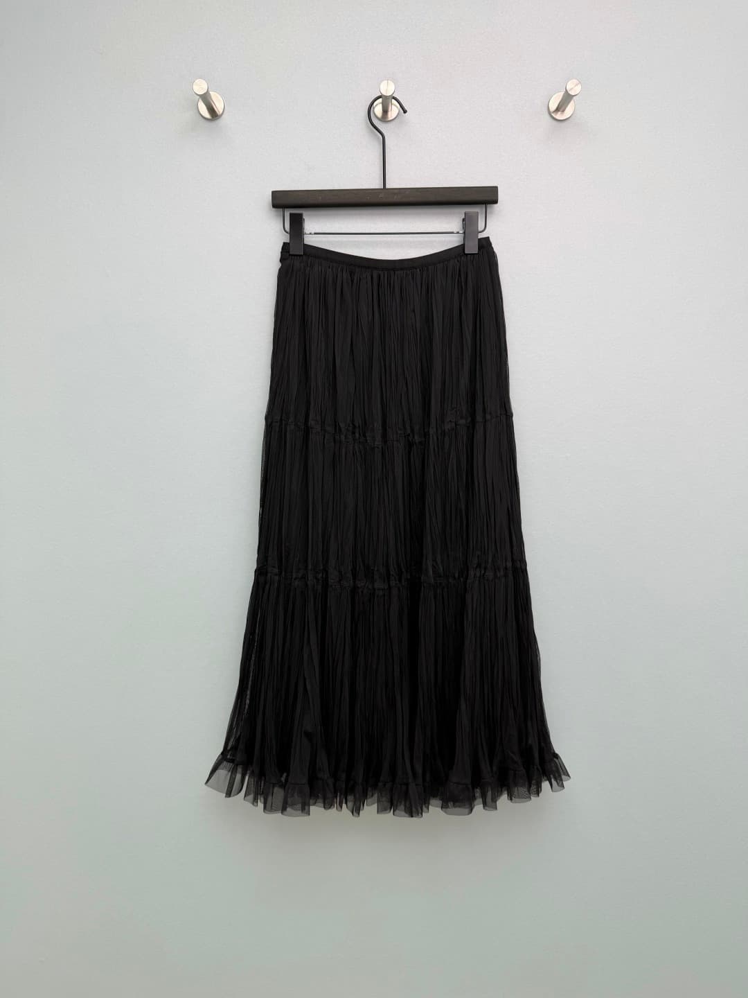 C18396 🔥🔥Chan*l26 – New model with diamond-patterned bag-style metal badges on the waistline. The dress features layered pleats and net fabric edges, creating a lively and elegant look. The diamond-patterned metal badges add a high-end feel and make the d — image 8