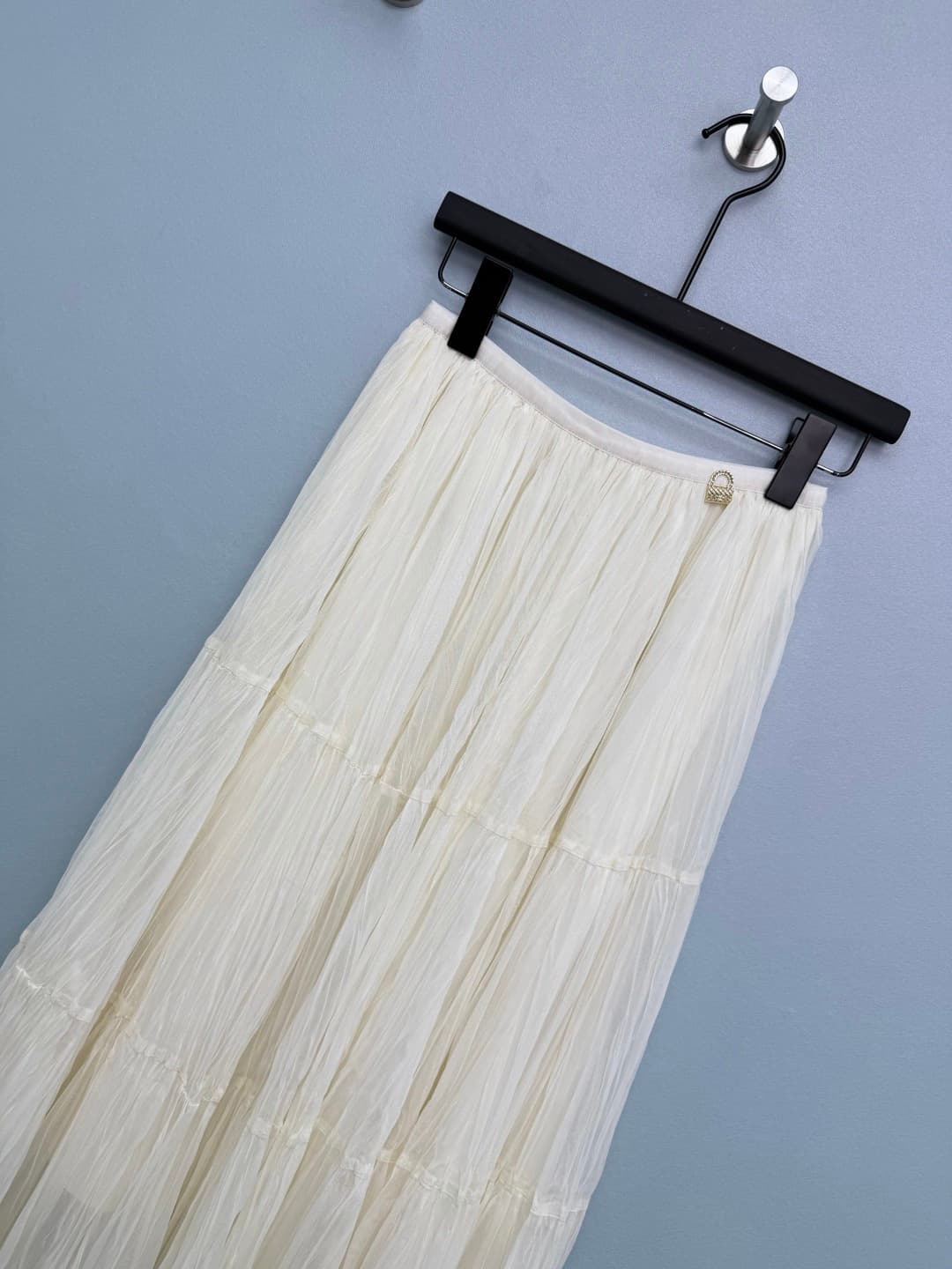 C18395 🔥🔥Chan*l26 – New model with diamond-patterned bag-style metal tag on the waistline. The dress features layered pleats and net fabric edges, creating a graceful and elegant look. The three-layer flared design combined with net fabric edges gives the — image 5
