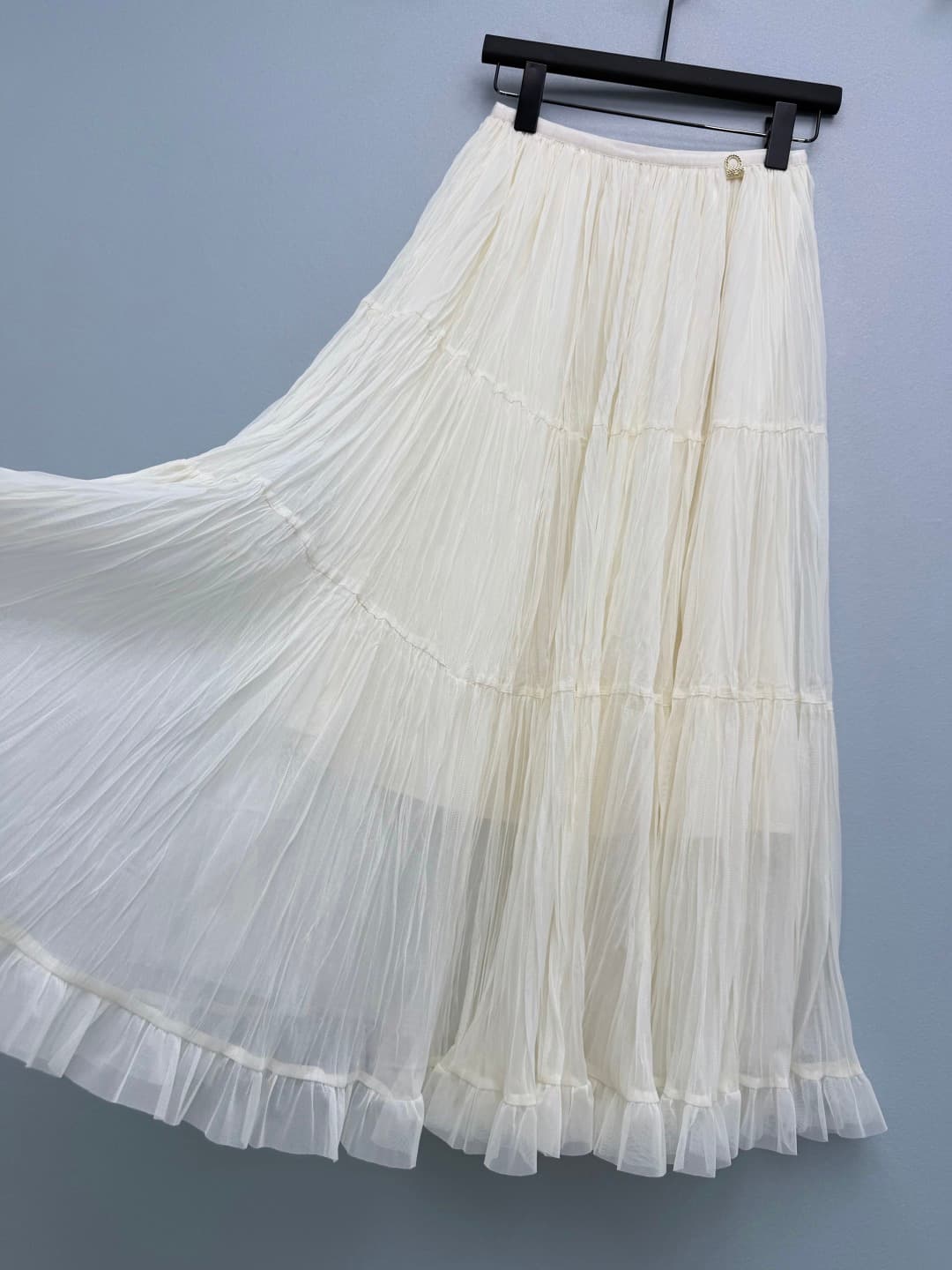 C18395 🔥🔥Chan*l26 – New model with diamond-patterned bag-style metal tag on the waistline. The dress features layered pleats and net fabric edges, creating a graceful and elegant look. The three-layer flared design combined with net fabric edges gives the — image 7