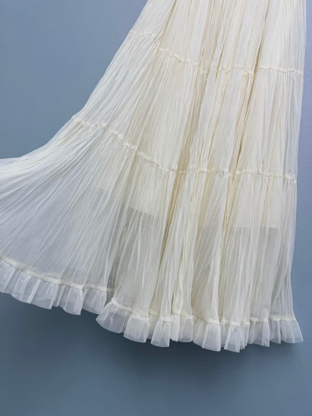 C18395 🔥🔥Chan*l26 – New model with diamond-patterned bag-style metal tag on the waistline. The dress features layered pleats and net fabric edges, creating a graceful and elegant look. The three-layer flared design combined with net fabric edges gives the — image 6