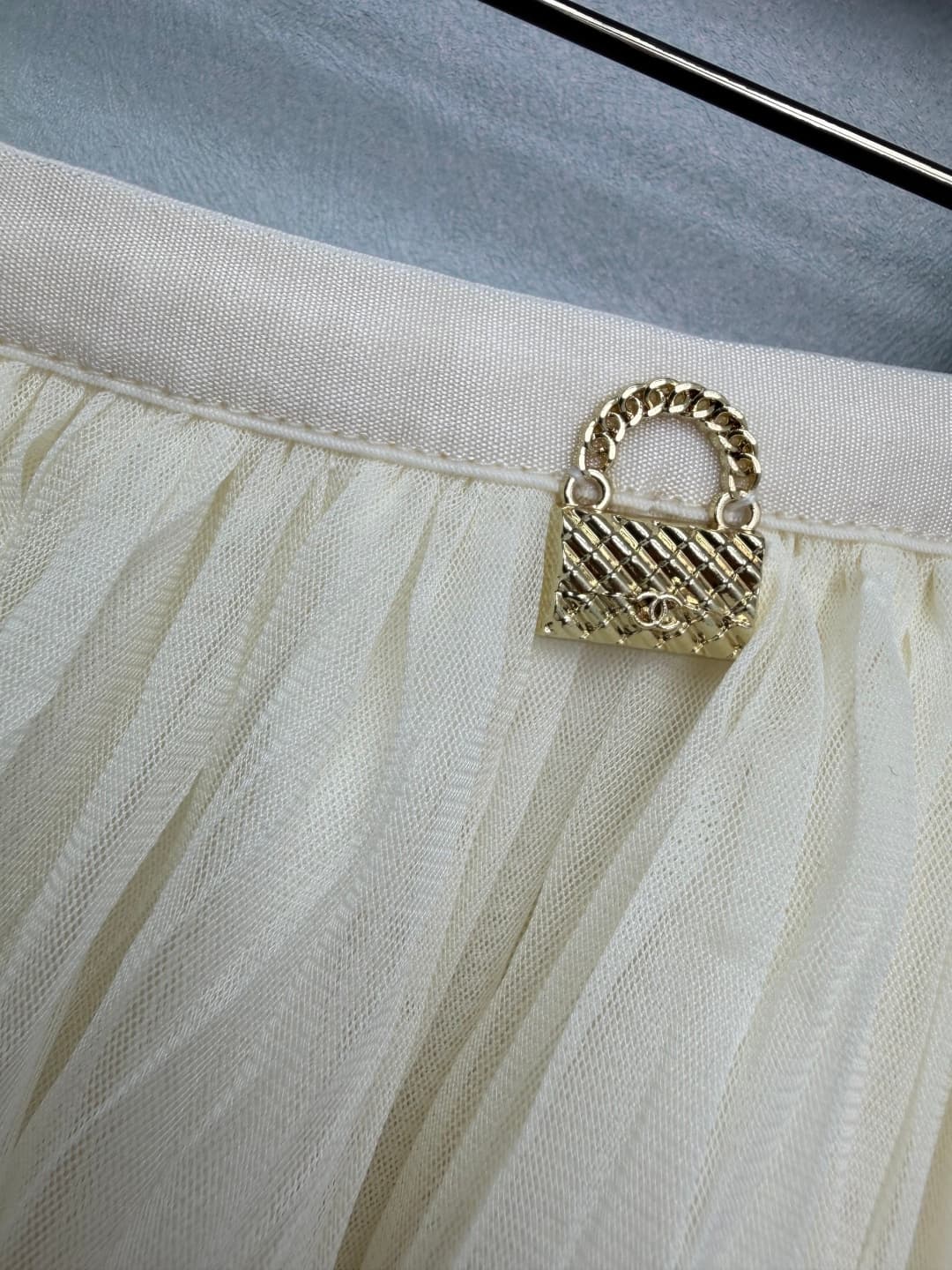 C18395 🔥🔥Chan*l26 – New model with diamond-patterned bag-style metal tag on the waistline. The dress features layered pleats and net fabric edges, creating a graceful and elegant look. The three-layer flared design combined with net fabric edges gives the — image 4