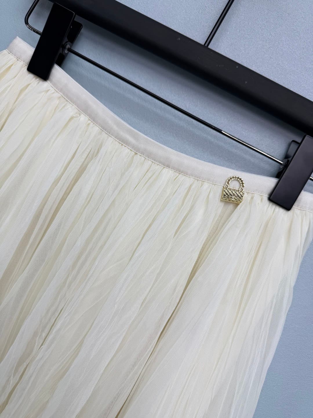 C18395 🔥🔥Chan*l26 – New model with diamond-patterned bag-style metal tag on the waistline. The dress features layered pleats and net fabric edges, creating a graceful and elegant look. The three-layer flared design combined with net fabric edges gives the — image 3