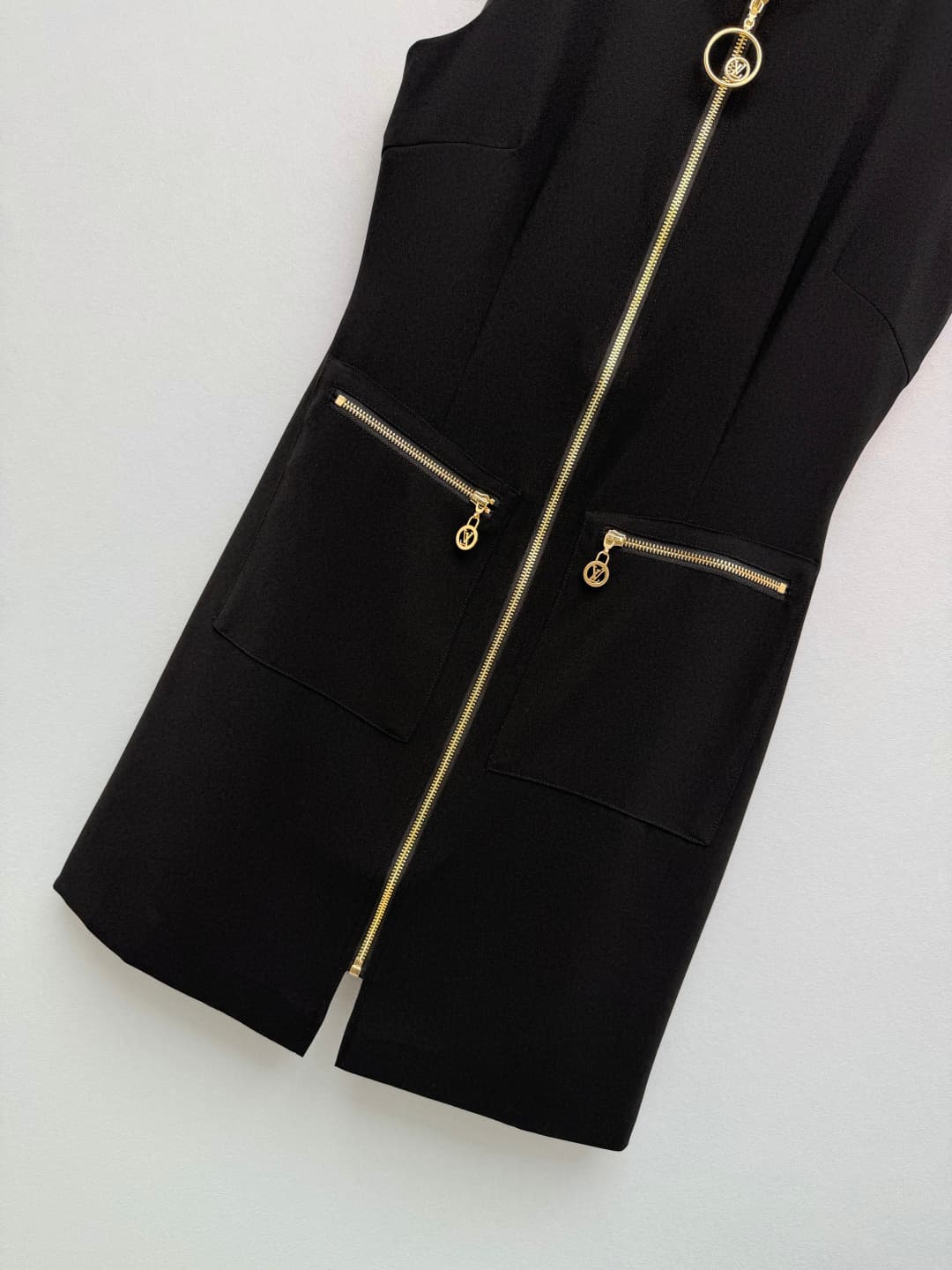 C18379 🔥🔥 Louis Vuitto*26 – New model: metal-lined zipper, sleeveless dress with H-fit silhouette. The straight H shape effectively hides all body imperfections, making the dress look slimmer and more stylish. The stand-up collar gives a professional yet  — image 5