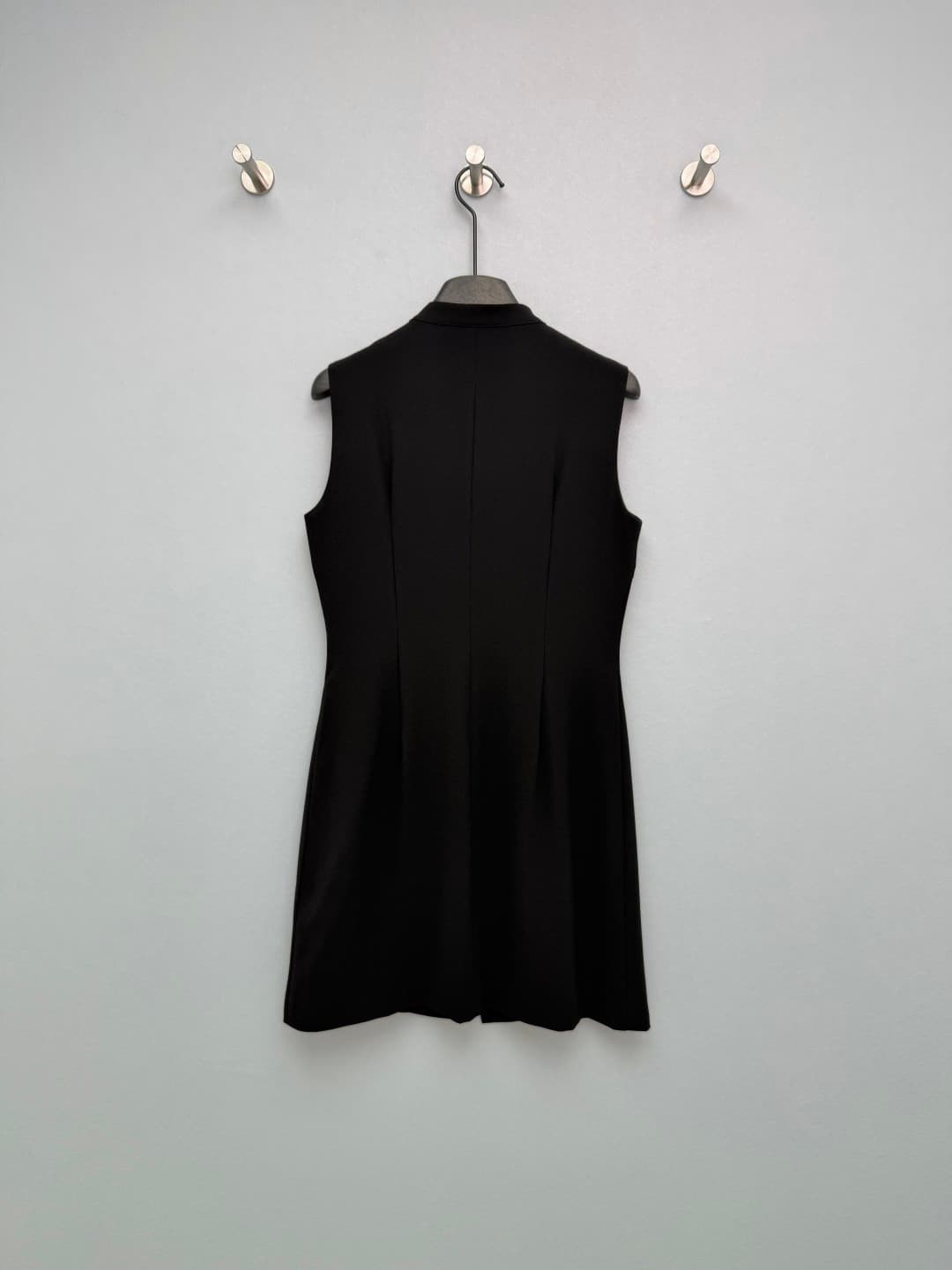 C18379 🔥🔥 Louis Vuitto*26 – New model: metal-lined zipper, sleeveless dress with H-fit silhouette. The straight H shape effectively hides all body imperfections, making the dress look slimmer and more stylish. The stand-up collar gives a professional yet  — image 8