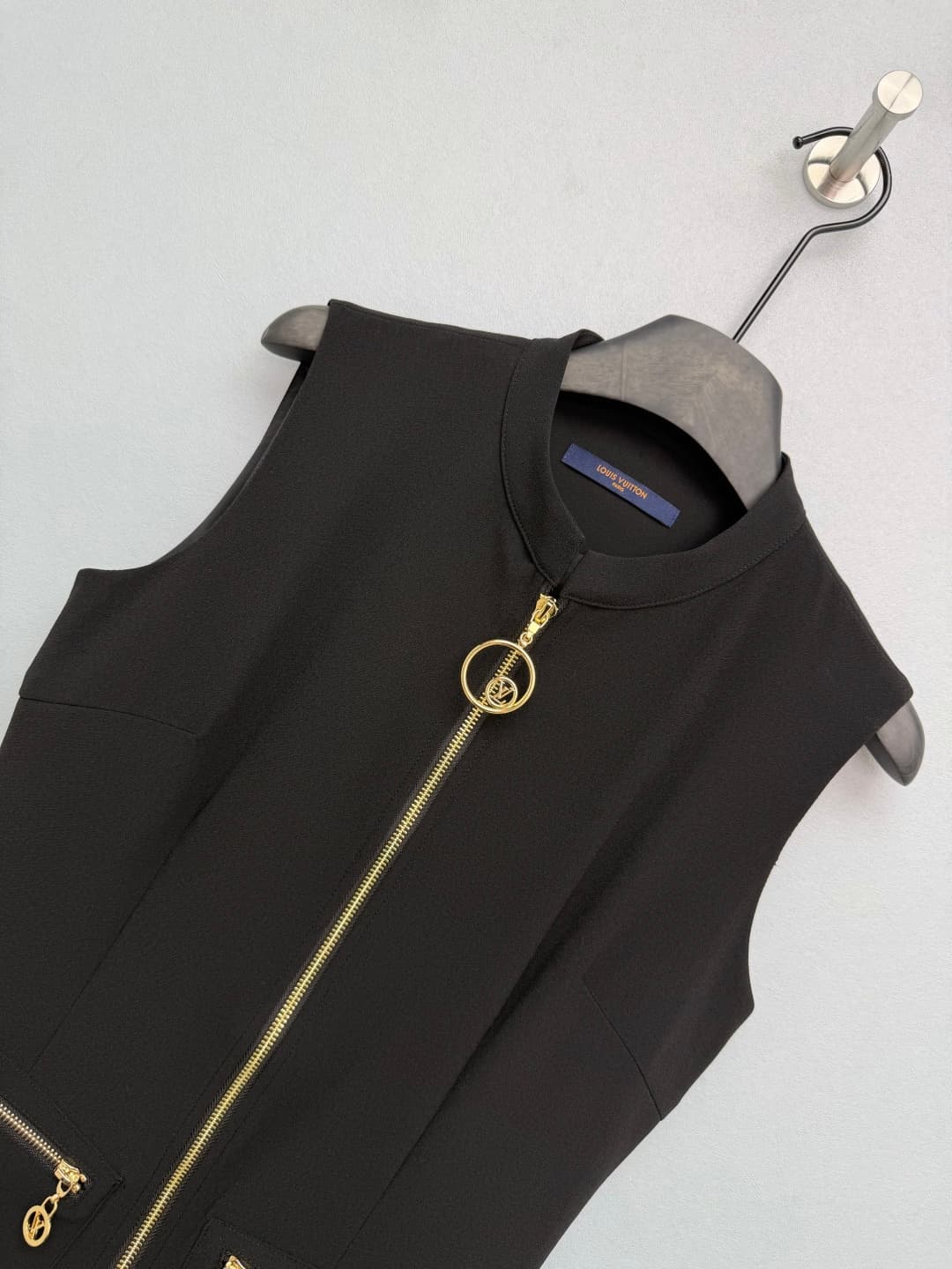 C18379 🔥🔥 Louis Vuitto*26 – New model: metal-lined zipper, sleeveless dress with H-fit silhouette. The straight H shape effectively hides all body imperfections, making the dress look slimmer and more stylish. The stand-up collar gives a professional yet  — image 3